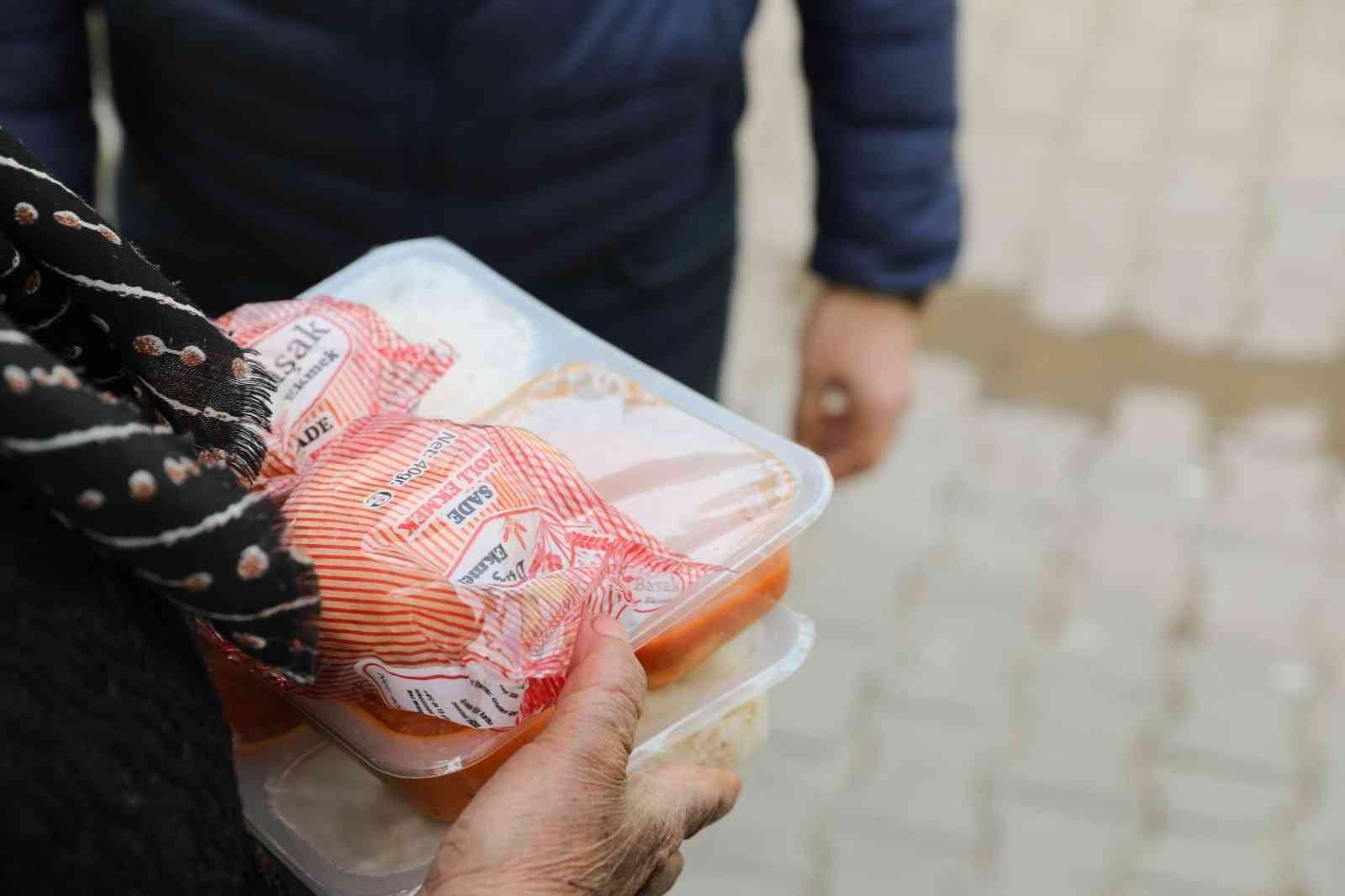 Kırklareli’nde Ramazan ayı boyunca 155 vatandaşa yemek yardımı Kırklareli’nde ihtiyaç sahibi vatandaşlar ile 65 yaş üzeri evinde yemek yapamayacak durumdaki 155 vatandaşın yemek ihtiyacı karşılanıyor. Valilik ...