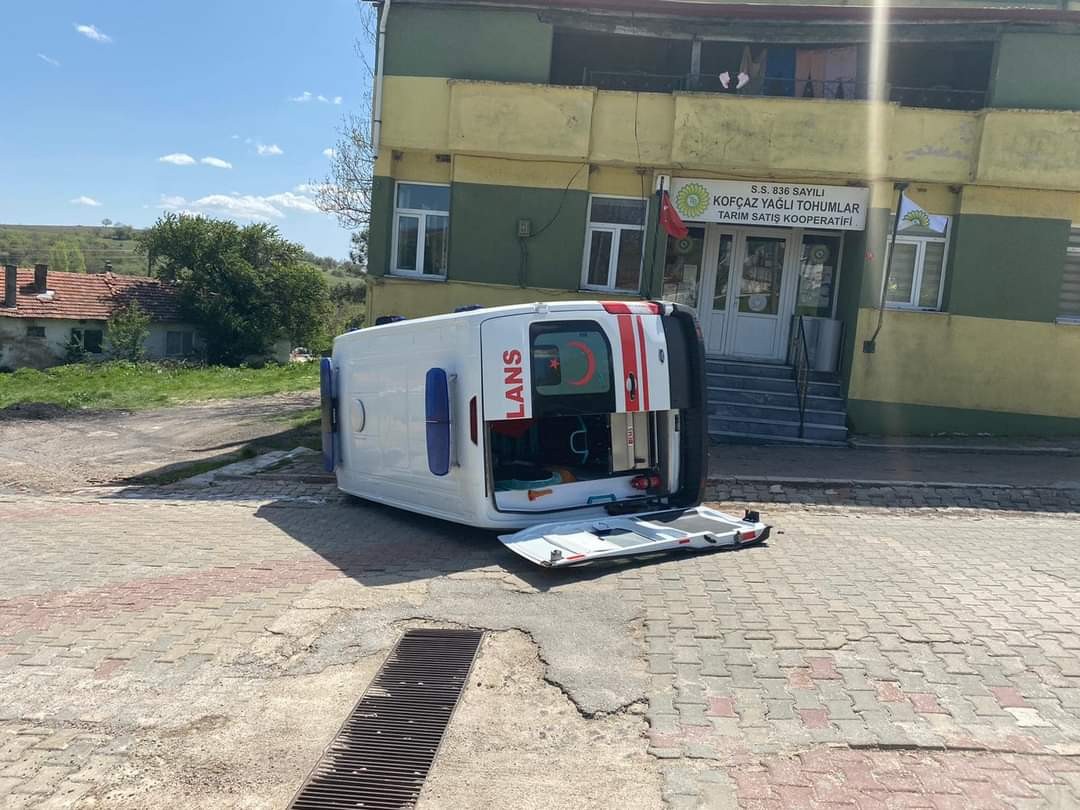 Kırklareli’nde takla atan ambulans korkuttu Kırklareli’nin Kofçaz ilçesinde freni boşalan ambulans takla attı. Kırklareli’nin Kofçaz ilçesinde kontrolden çıkan ambulans takla attı. Şans ...
