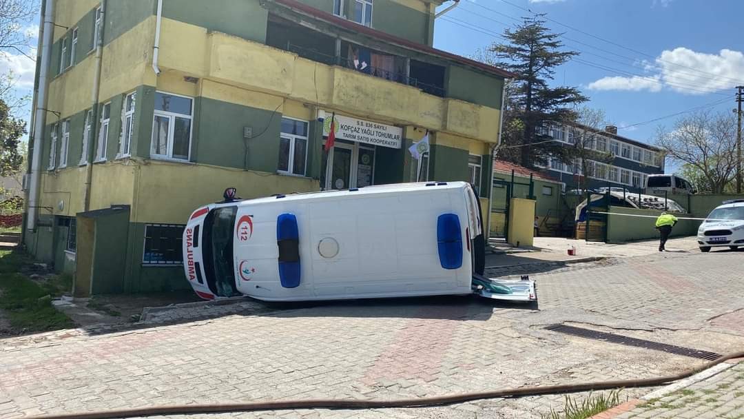 Kırklareli’nde takla atan ambulans korkuttu Kırklareli’nin Kofçaz ilçesinde freni boşalan ambulans takla attı. Kırklareli’nin Kofçaz ilçesinde kontrolden çıkan ambulans takla attı. Şans ...