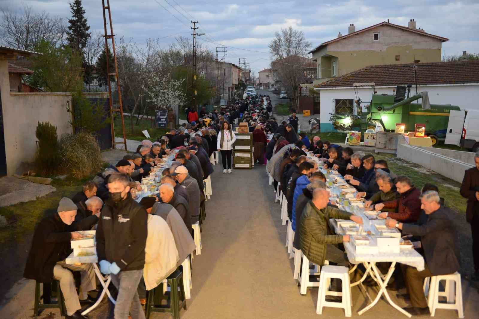 Tekirdağ’da binlerce vatandaş, iftar sofralarında buluştu. Üç mahallede yapılan iftarda 2 bin 500 kişi aynı sofrada iftar yaptı. Tekirdağ’ın ...