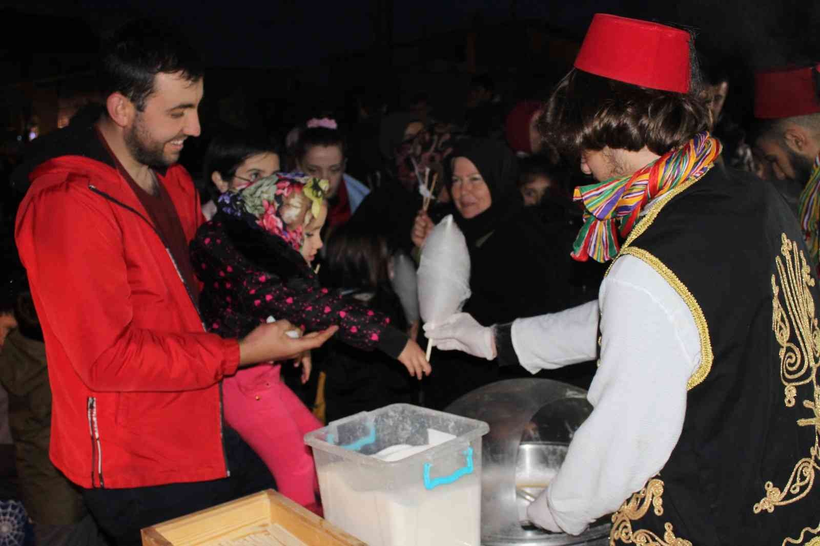 Tekirdağ’da binlerce vatandaş, iftar sofralarında buluştu. Üç mahallede yapılan iftarda 2 bin 500 kişi aynı sofrada iftar yaptı. Tekirdağ’ın ...