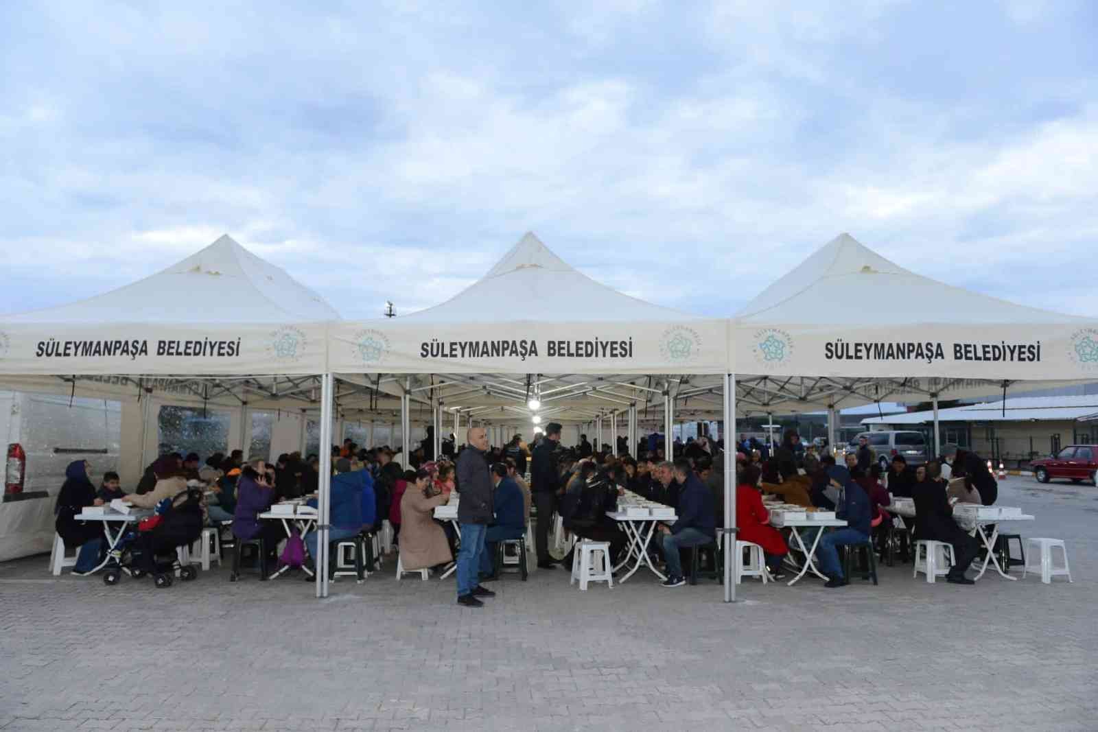 Tekirdağ’da binlerce vatandaş, iftar sofralarında buluştu. Üç mahallede yapılan iftarda 2 bin 500 kişi aynı sofrada iftar yaptı. Tekirdağ’ın ...