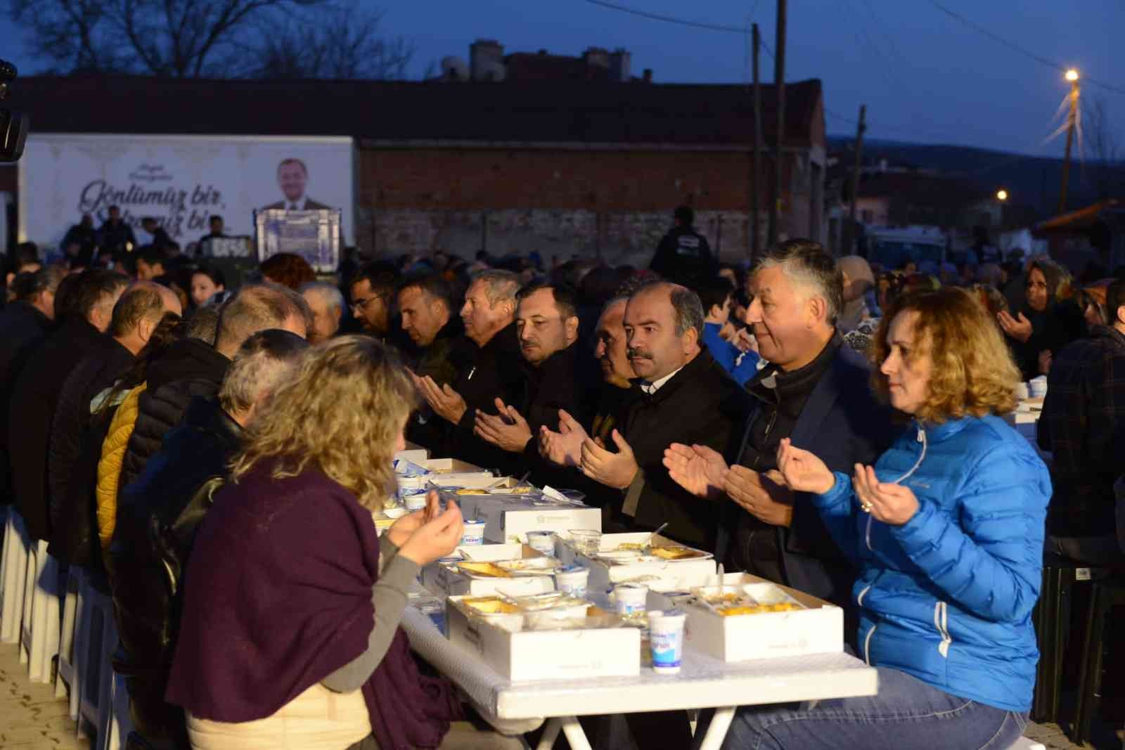 Tekirdağ’da binlerce vatandaş, iftar sofralarında buluştu. Üç mahallede yapılan iftarda 2 bin 500 kişi aynı sofrada iftar yaptı. Tekirdağ’ın ...