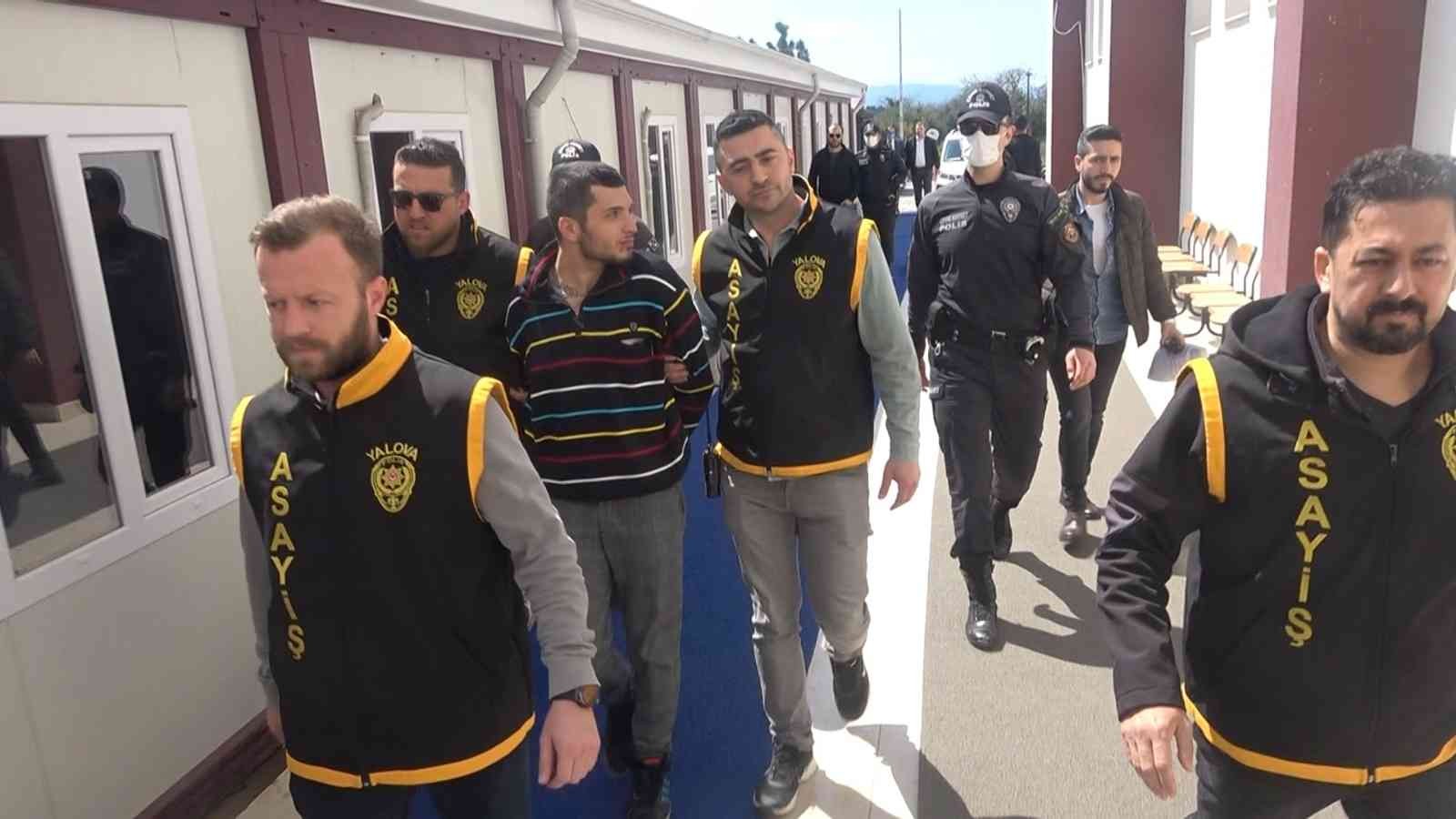 Kız meselesi yüzünden arkadaşının boğazını keserek öldürdü Yalova’da kız meselesi yüzünde tartıştığı arkadaşının boğazını cam parçasıyla keserek öldürdüğü iddia edilen 23 yaşındaki zanlı adliyeye sevk ...