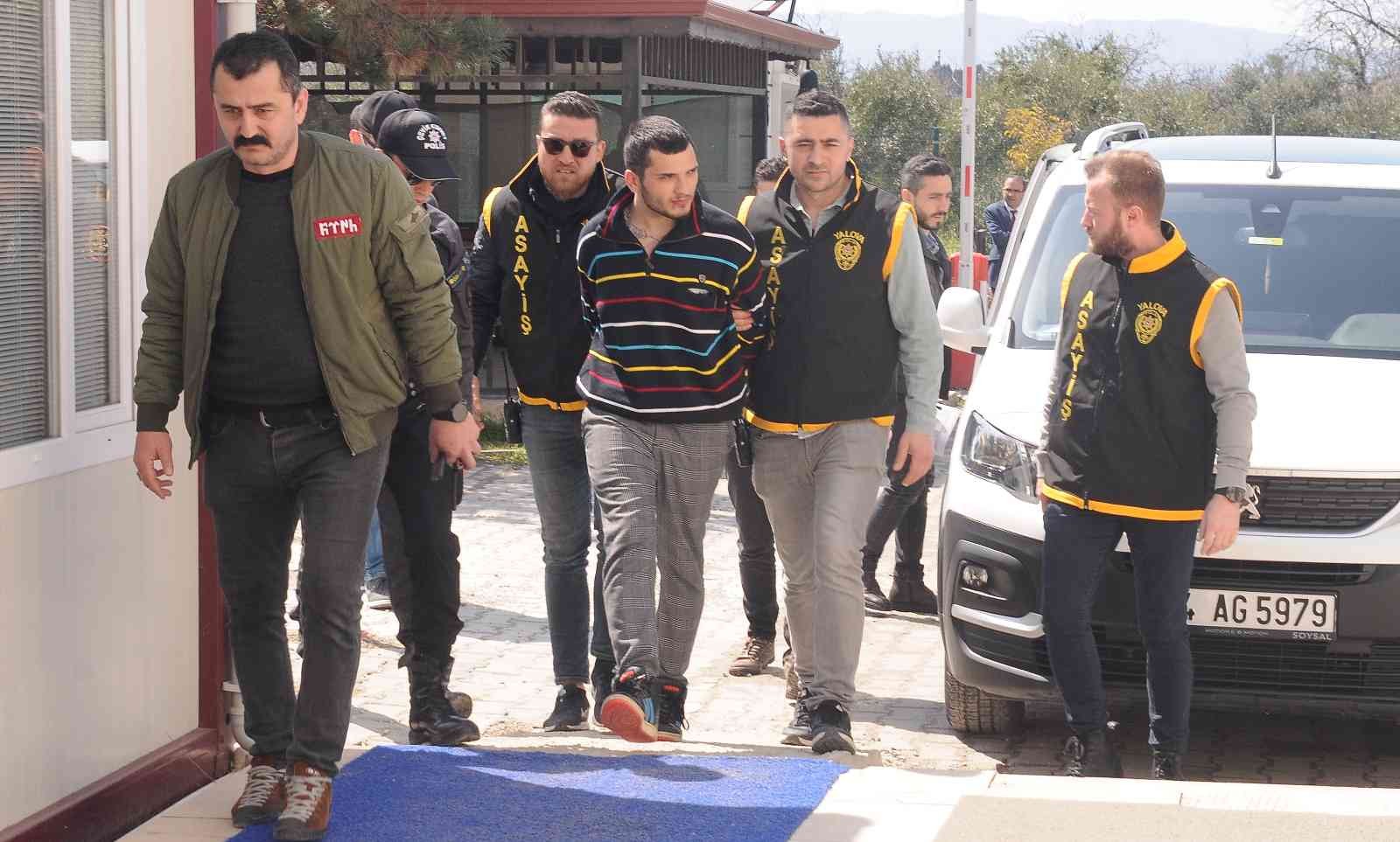 Kız meselesi yüzünden arkadaşının boğazını keserek öldürdü Yalova’da kız meselesi yüzünde tartıştığı arkadaşının boğazını cam parçasıyla keserek öldürdüğü iddia edilen 23 yaşındaki zanlı adliyeye sevk ...