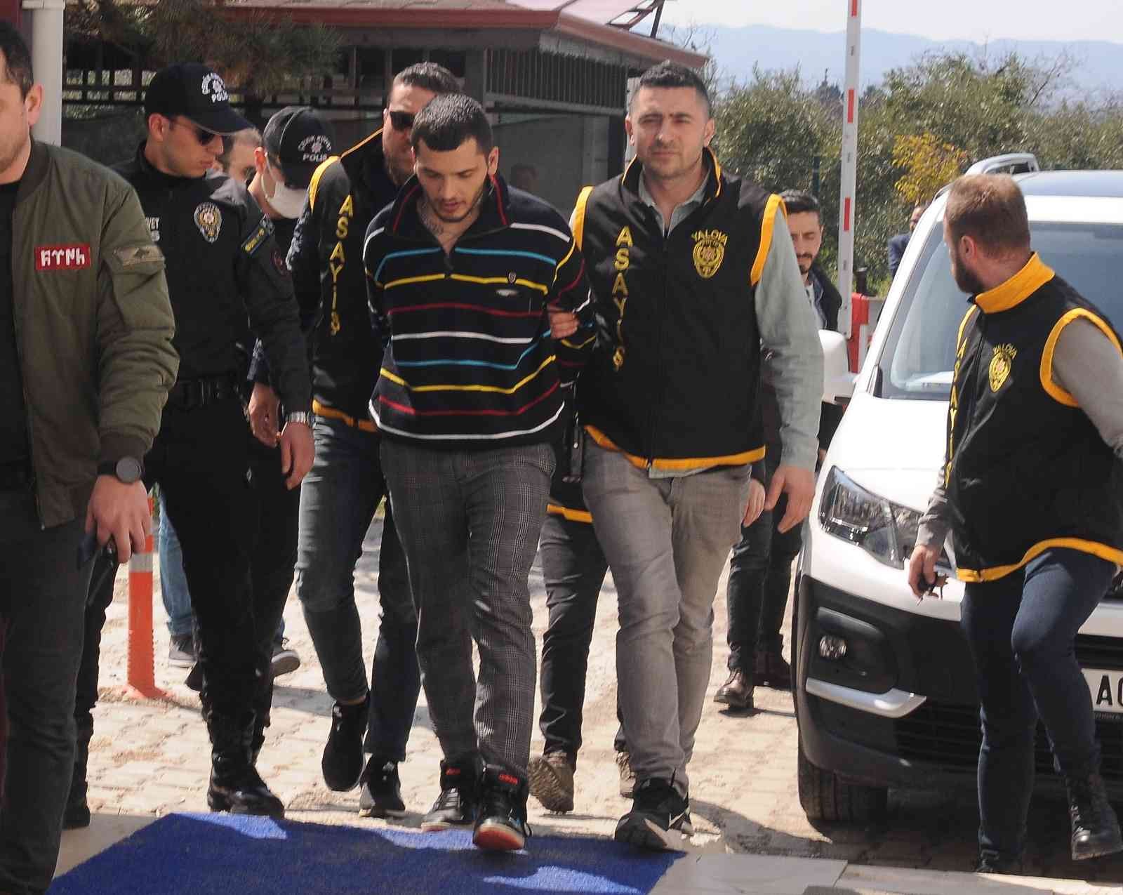 Kız meselesi yüzünden arkadaşının boğazını keserek öldürdü Yalova’da kız meselesi yüzünde tartıştığı arkadaşının boğazını cam parçasıyla keserek öldürdüğü iddia edilen 23 yaşındaki zanlı adliyeye sevk ...