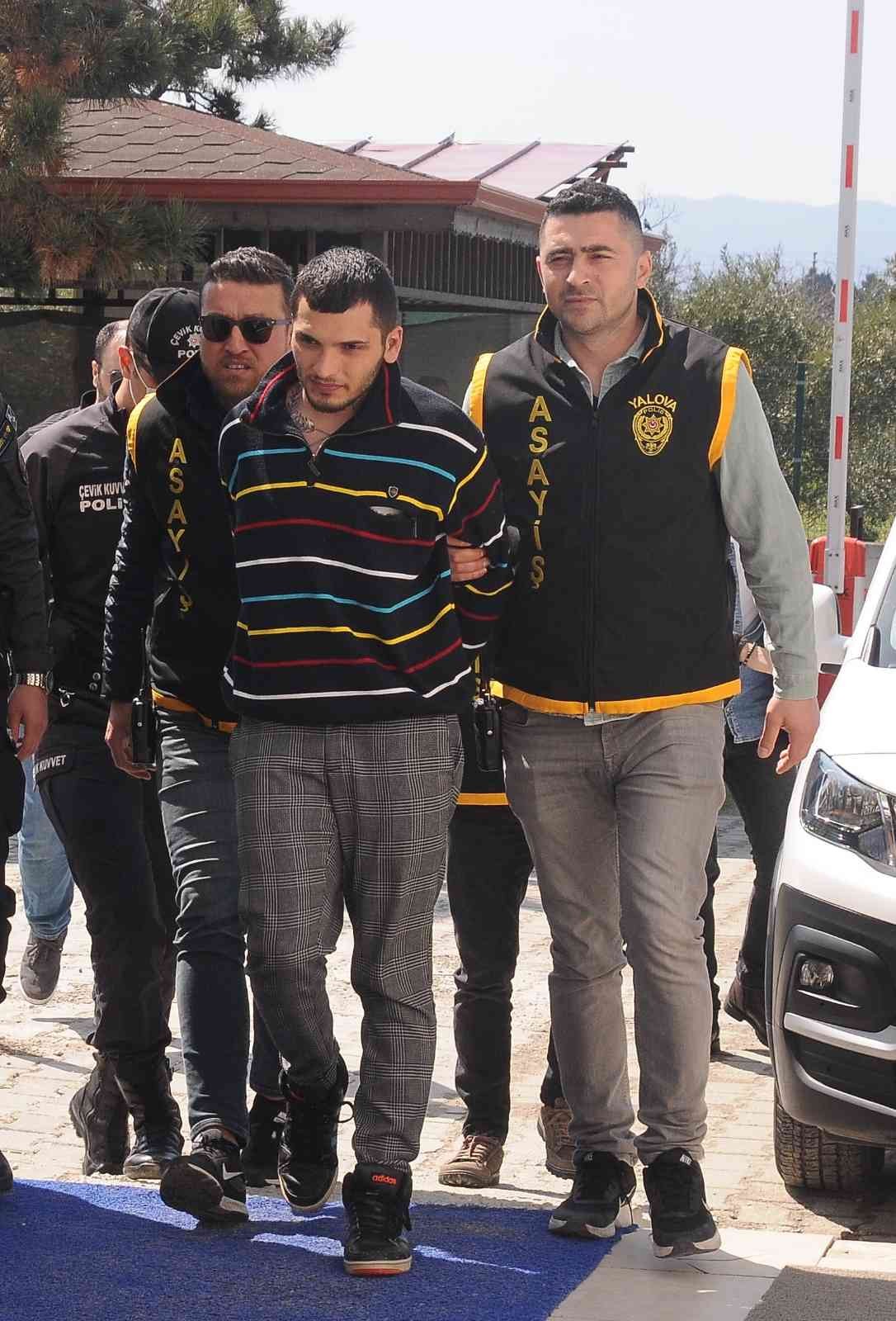 Kız meselesi yüzünden arkadaşının boğazını keserek öldürdü Yalova’da kız meselesi yüzünde tartıştığı arkadaşının boğazını cam parçasıyla keserek öldürdüğü iddia edilen 23 yaşındaki zanlı adliyeye sevk ...