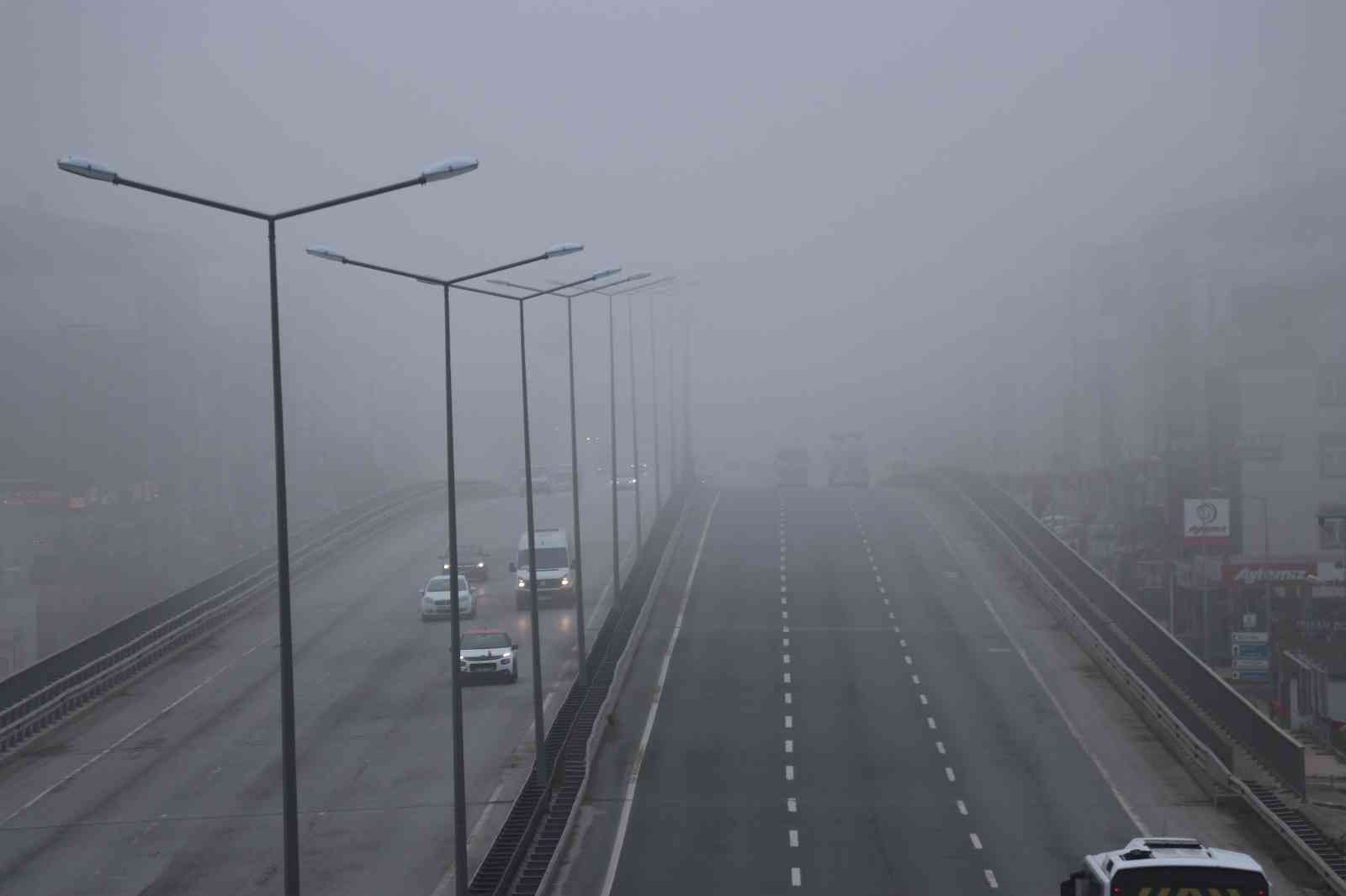 Kocaeli güne yoğun sisle başladı Kocaeli’de sabahın erken saatlerinden itibaren yoğun sis etkili oluyor. Sis sebebiyle görüş mesafesi düşerken, sürücüler ise zor anlar yaşıyor ...