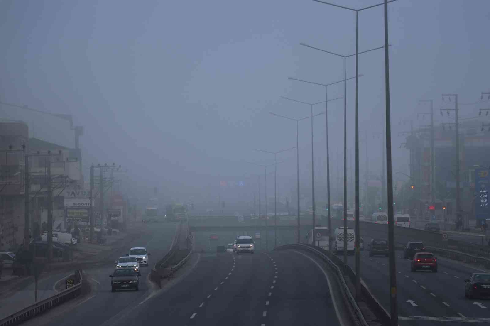 Kocaeli güne yoğun sisle başladı Kocaeli’de sabahın erken saatlerinden itibaren yoğun sis etkili oluyor. Sis sebebiyle görüş mesafesi düşerken, sürücüler ise zor anlar yaşıyor ...