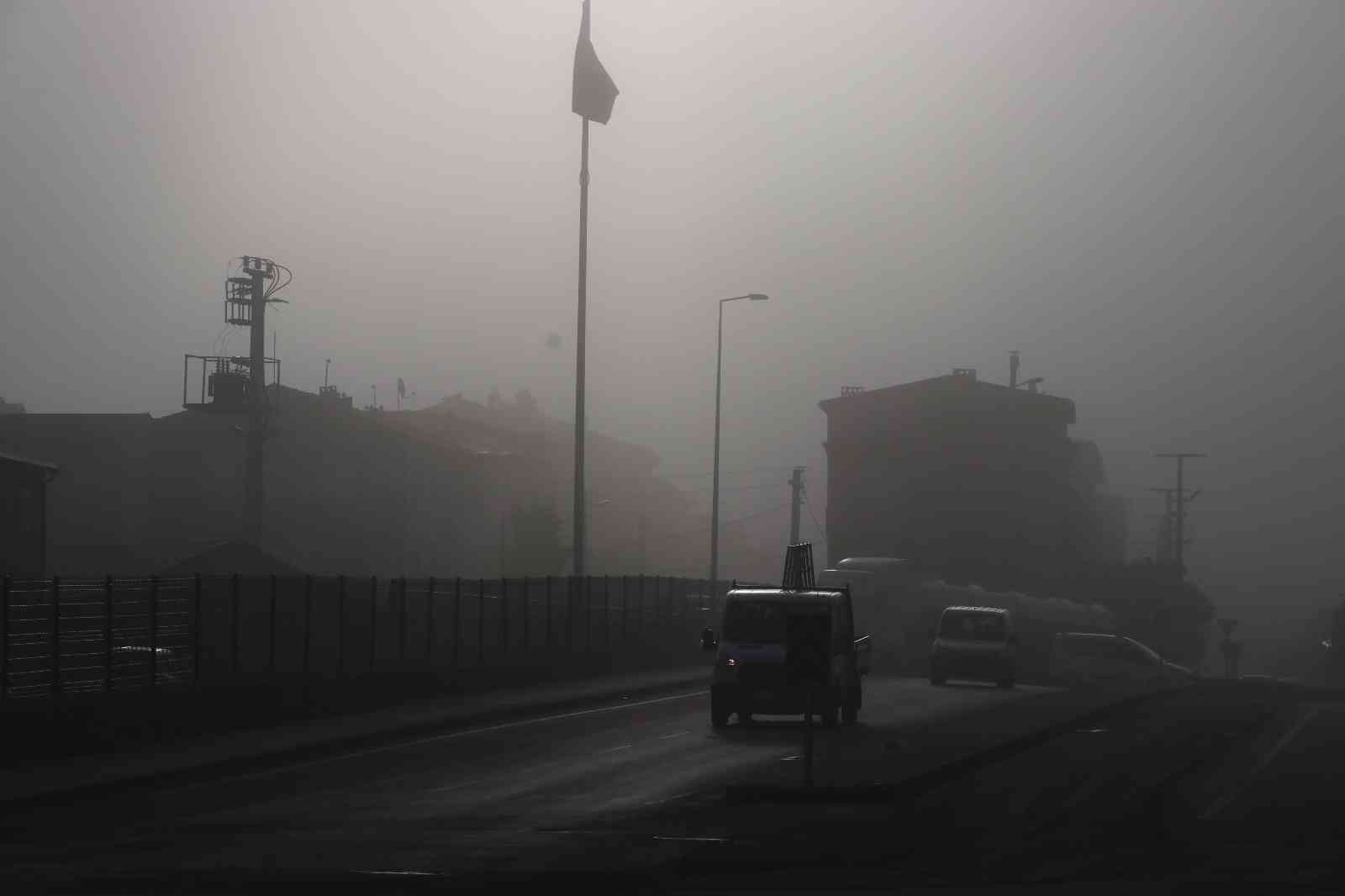 Kocaeli güne yoğun sisle başladı Kocaeli’de sabahın erken saatlerinden itibaren yoğun sis etkili oluyor. Sis sebebiyle görüş mesafesi düşerken, sürücüler ise zor anlar yaşıyor ...