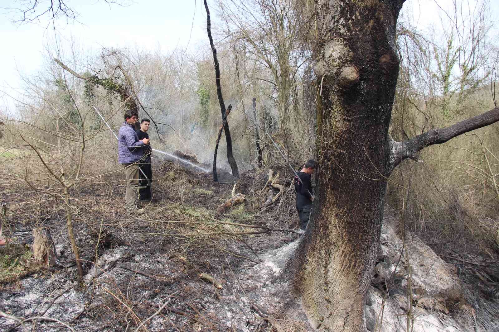 Kocaeli’de ormanlık alanda yangın çıktı Kocaeli’nin İzmit ilçesinde ormanlık alanda çıkan ve kısa sürede büyüyen yangın, ekiplerin müdahalesi neticesinde kontrol altına alındı. Yangın ...