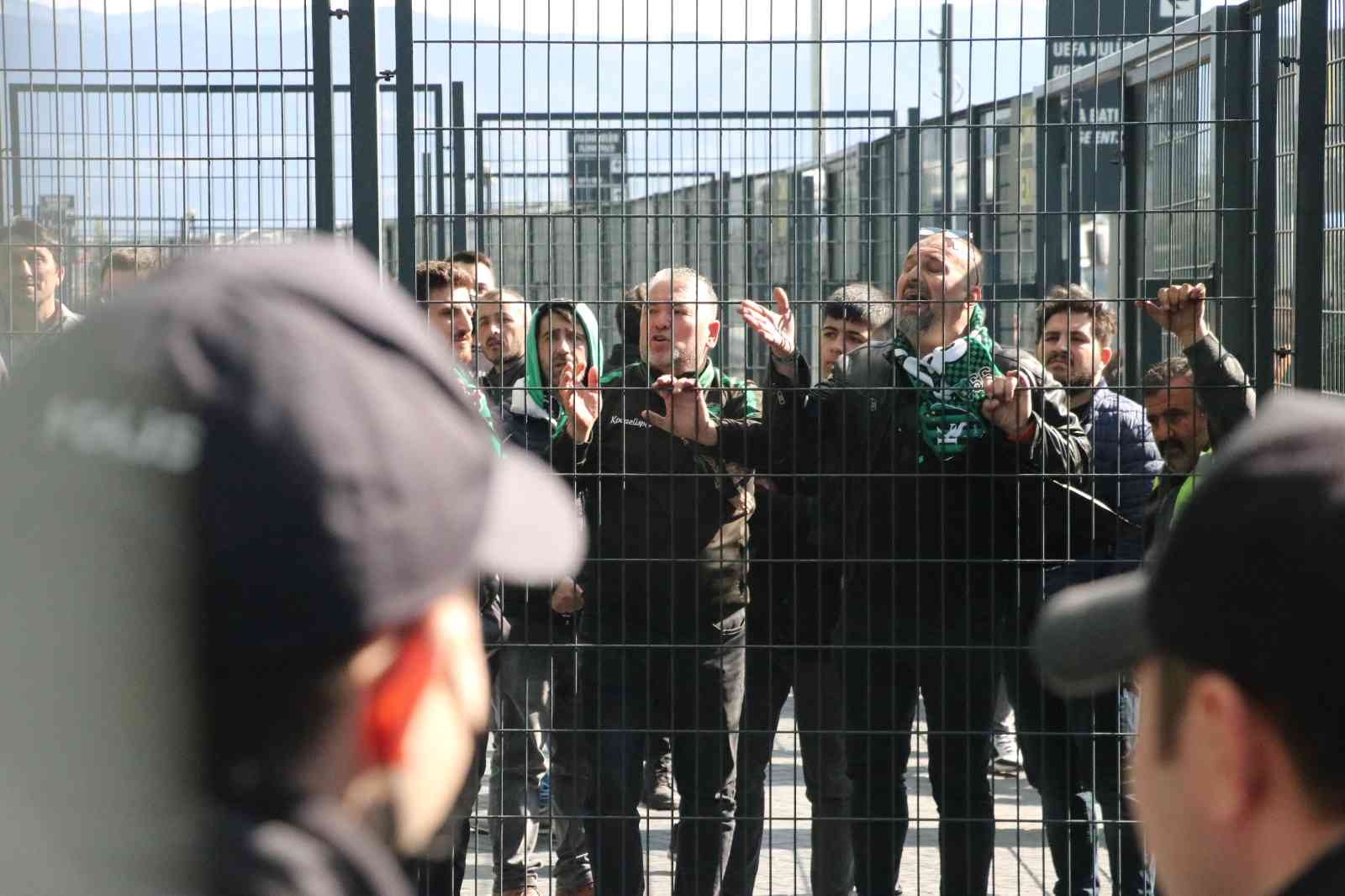 Kocaelispor - Denizlispor maçının ardından tansiyon yükseldi Spor Toto 1. Lig’de Denizlispor’a 5-1 kaybeden Kocaelispor’un taraftarı takım otobüsünün etrafını sararak yönetime, futbolculara ve teknik ekibe ...