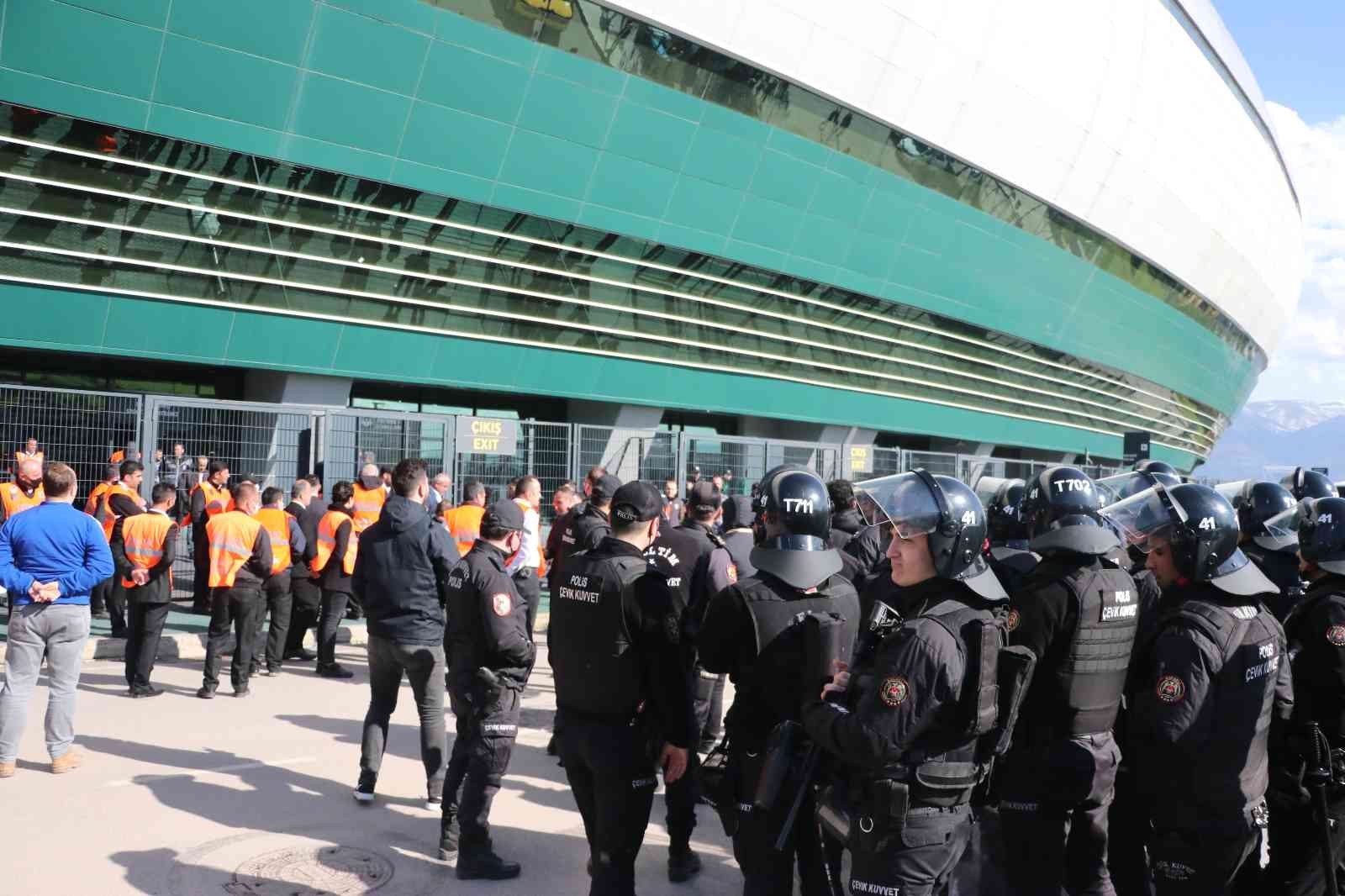 Kocaelispor - Denizlispor maçının ardından tansiyon yükseldi Spor Toto 1. Lig’de Denizlispor’a 5-1 kaybeden Kocaelispor’un taraftarı takım otobüsünün etrafını sararak yönetime, futbolculara ve teknik ekibe ...