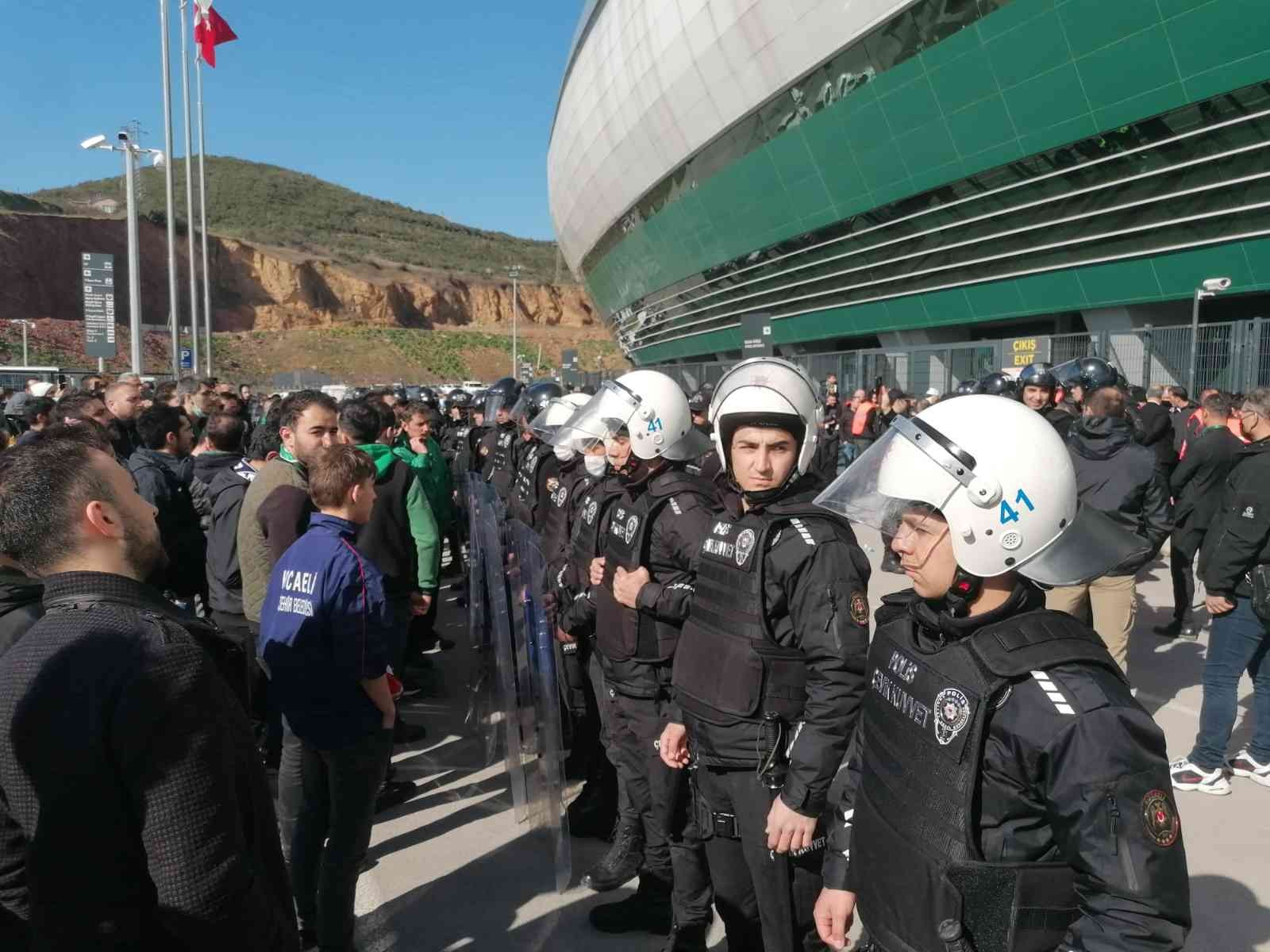 Kocaelispor - Denizlispor maçının ardından tansiyon yükseldi Spor Toto 1. Lig’de Denizlispor’a 5-1 kaybeden Kocaelispor’un taraftarı takım otobüsünün etrafını sararak yönetime, futbolculara ve teknik ekibe ...