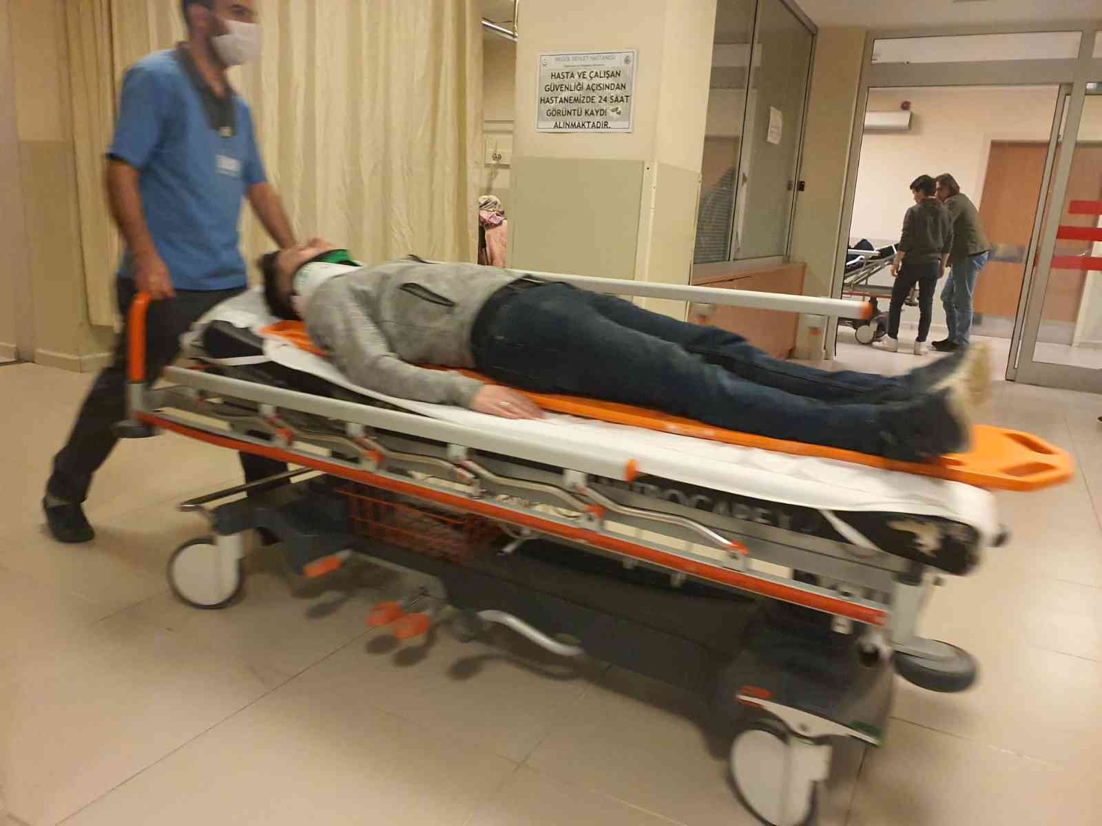 Köpeğe çarpan otomobil şarampole uçtu Bursa’nın İnegöl ilçesinde meydana gelen kazada köpeğe çarpan otomobil, şarampole uçtu; sürücüsü yaralandı. Kaza Bursa-Ankara karayolu üzeri ...