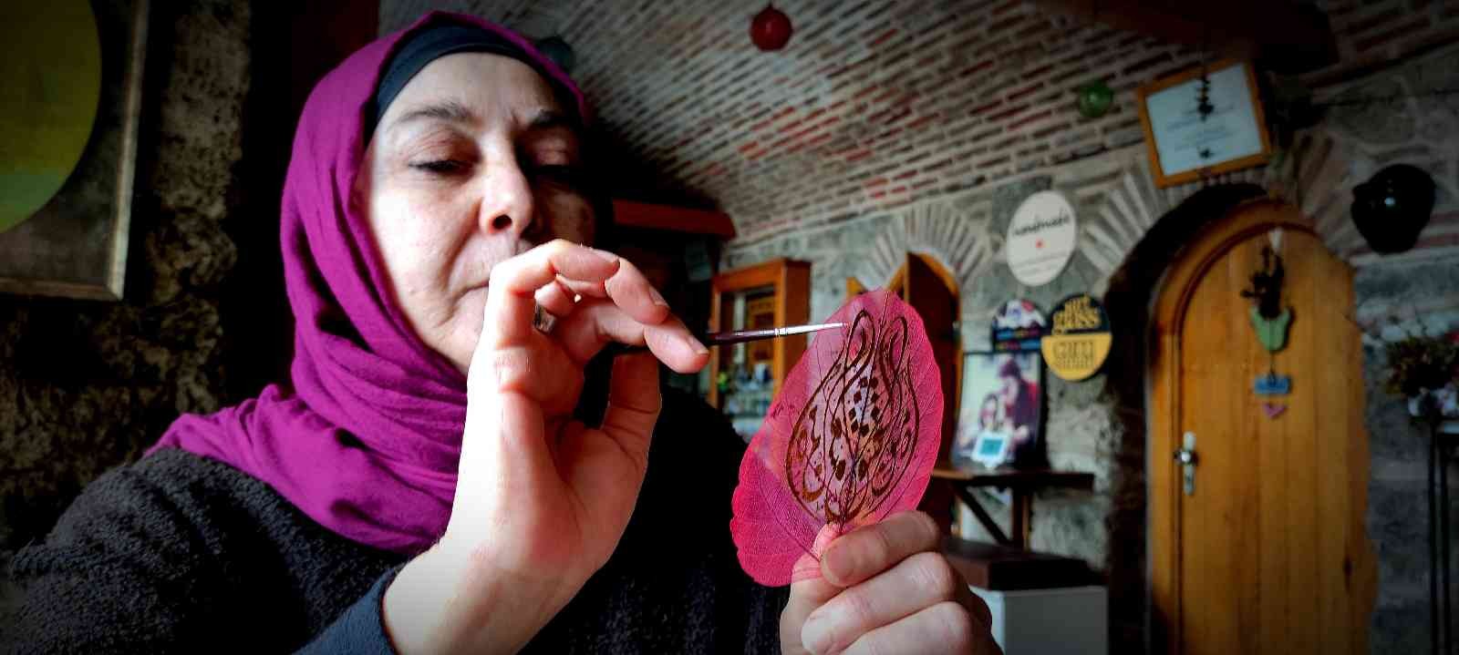 Bursa’da kendi başına öğrendiği sanatla ortaya mükemmel eserler çıkaran usta, kurutulmuş yaprakların üzerine hat ve minyatür çalışması yaparak ...