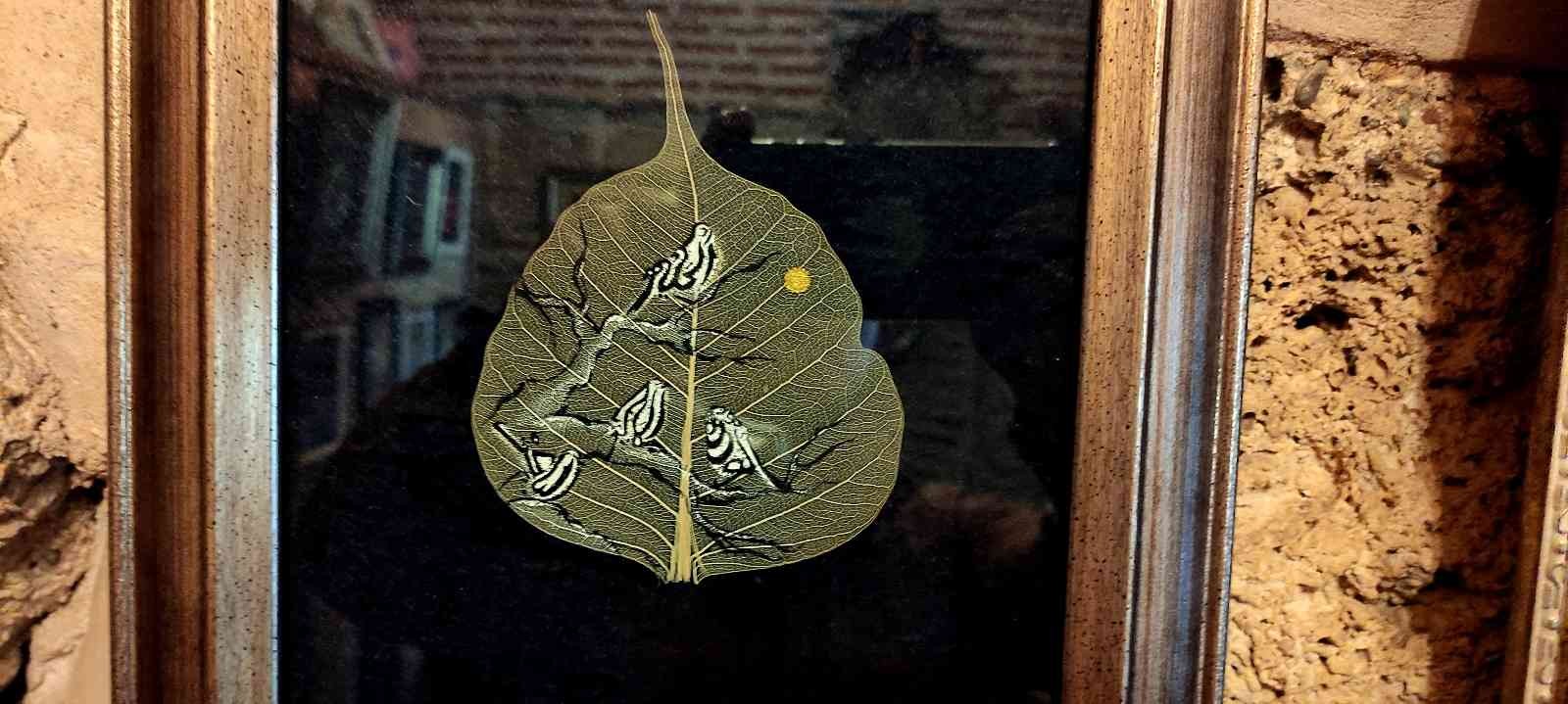 Bursa’da kendi başına öğrendiği sanatla ortaya mükemmel eserler çıkaran usta, kurutulmuş yaprakların üzerine hat ve minyatür çalışması yaparak ...