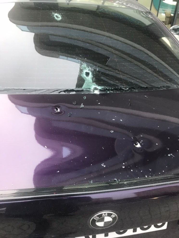 Kurye motosikletiyle gelip diş hekiminin aracını kurşunladı Küçükçekmece’de, bir şahıs kasklı kurye motosikletiyle geldiği diş kliniğinin kapısındaki park halindeki aracı kurşunladı. O sırada çalışanlar ...