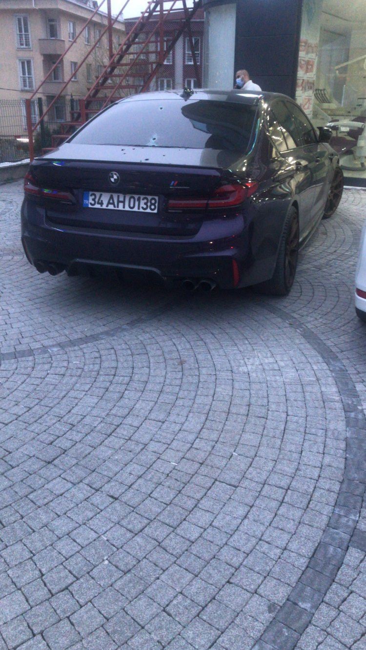 Kurye motosikletiyle gelip diş hekiminin aracını kurşunladı Küçükçekmece’de, bir şahıs kasklı kurye motosikletiyle geldiği diş kliniğinin kapısındaki park halindeki aracı kurşunladı. O sırada çalışanlar ...