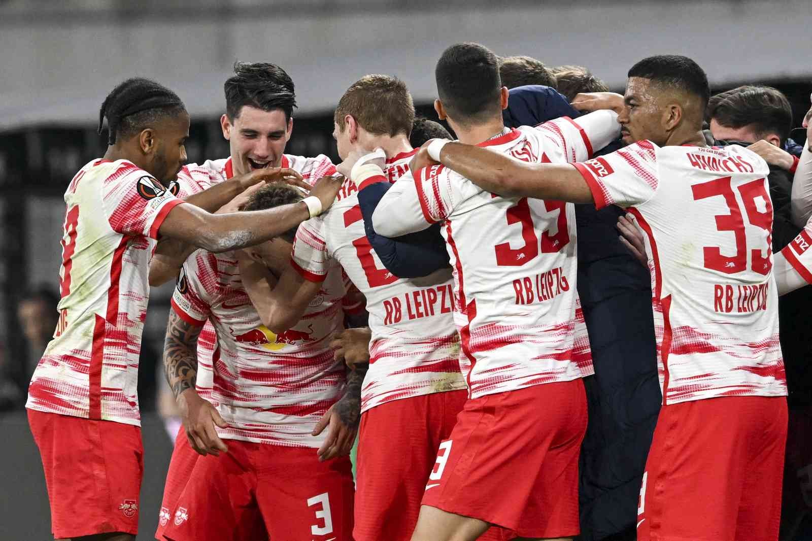 Leipzig, Rangers’ı tek golle geçti UEFA Avrupa Ligi Yarı Final ilk maçında Alman ekibi Leipzig, sahasında İskoç temsilcisi Glasgow Rangers’ı 1-0 mağlup etti. UEFA Avrupa Ligi Yarı ...