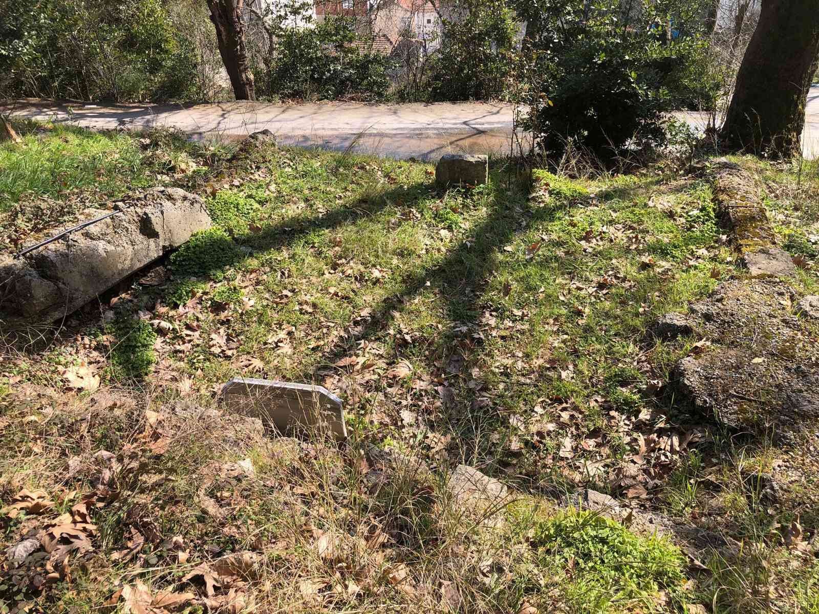 Maltepe’de tarihi tekke harabeye döndü Maltepe Başıbüyük Mahallesinde, caddeye ismini veren Daver Baba tekkesi harabeye döndü. Tarihi tekkenin yanındaki ayazma suyu ilgisizlikten ...