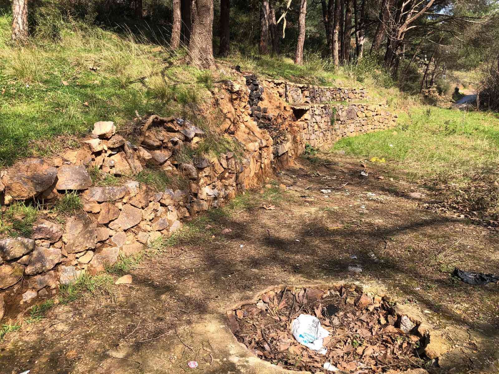 Maltepe’de tarihi tekke harabeye döndü Maltepe Başıbüyük Mahallesinde, caddeye ismini veren Daver Baba tekkesi harabeye döndü. Tarihi tekkenin yanındaki ayazma suyu ilgisizlikten ...