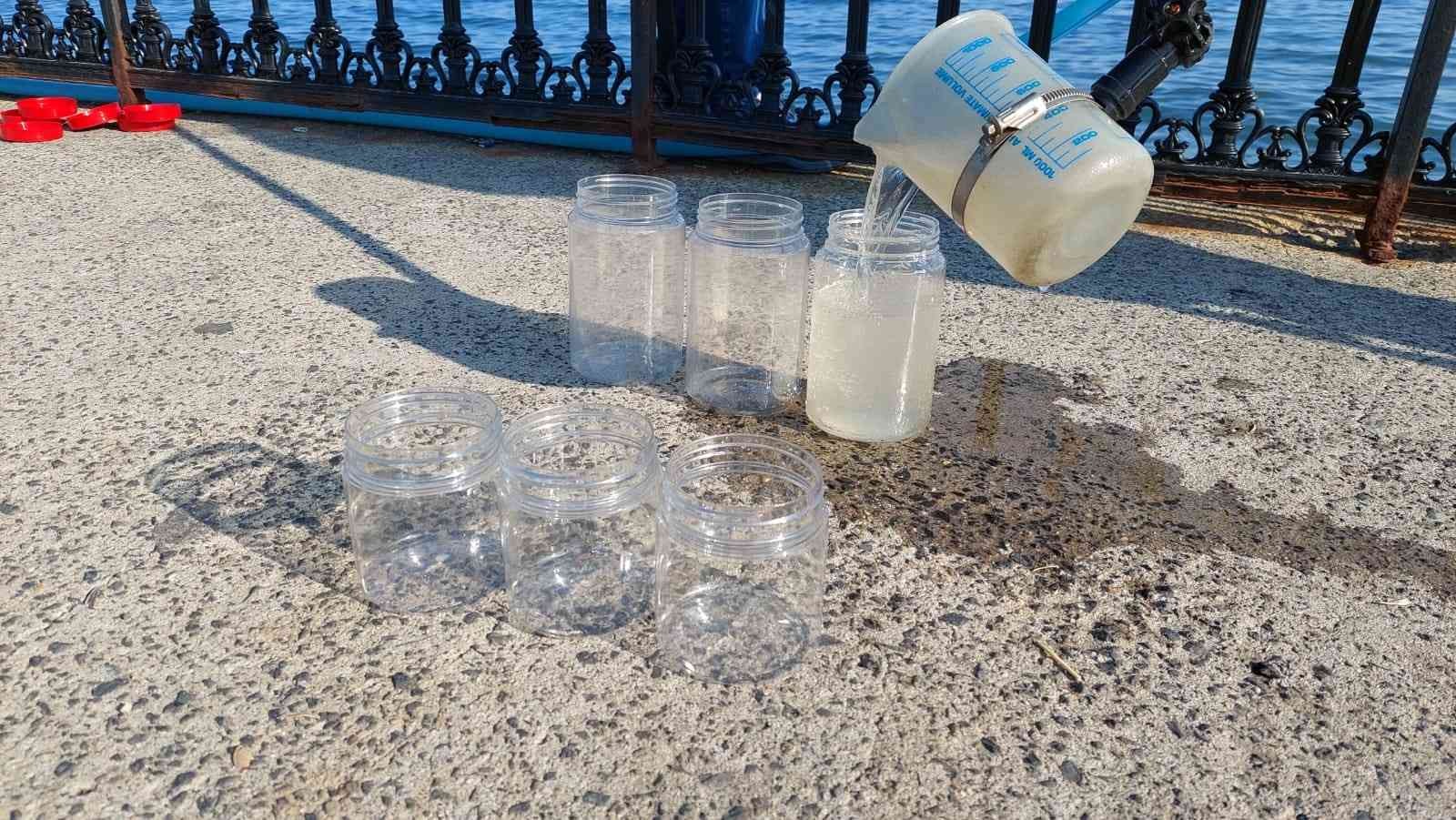 Marmara Denizine akan TESKİ’nin yağmur suyu hattından tuvalet pisliği çıktı TESKİ’nin yağmur suyu hattından akan suyun denizin rengini değiştirmesi üzerine, bölgede yapılan incelemelerde akan suyun içinden tuvalet pisliği ...