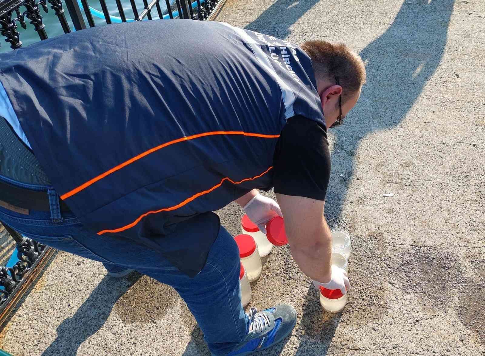 Marmara Denizine akan TESKİ’nin yağmur suyu hattından tuvalet pisliği çıktı TESKİ’nin yağmur suyu hattından akan suyun denizin rengini değiştirmesi üzerine, bölgede yapılan incelemelerde akan suyun içinden tuvalet pisliği ...