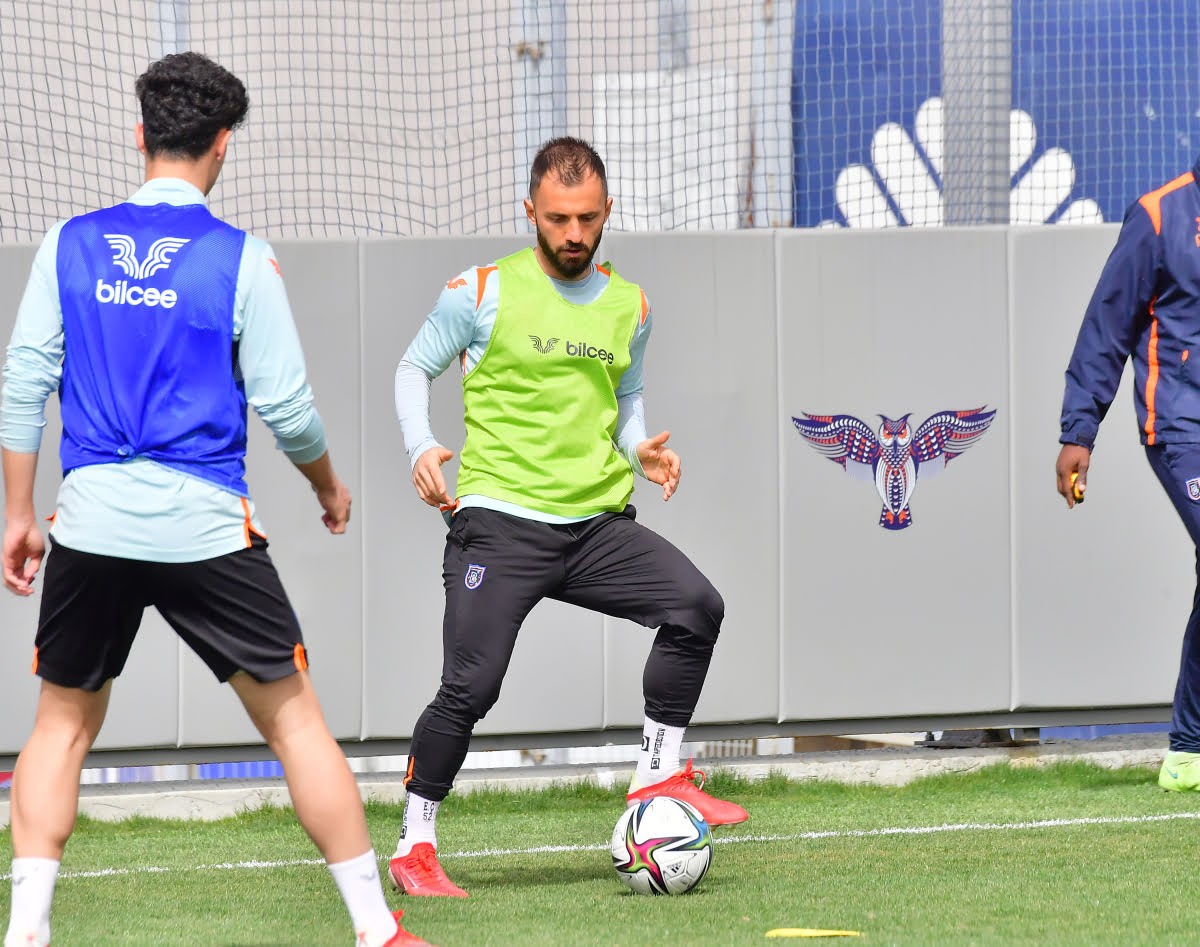 Medipol Başakşehir, Yeni Malatyaspor maçının hazırlıklarına devam ediyor Medipol Başakşehir, Spor Toto Süper Lig’in 31. haftasında Yeni Malatyaspor ile evinde oynayacağı maçın hazırlıklarına yaptığı antrenmanla ...