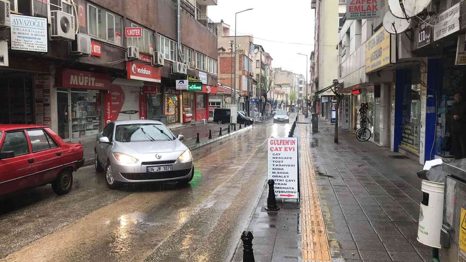 Meteorolojinin sarı kod ile uyardığı Trakya’da beklenen sağanak başladı Meteoroloji Genel Müdürlüğü’nün uyarılarının ardından beklenen sağanak yağış Trakya’da başladı. Meteoroloji Genel Müdürlüğü’nün uyarılarının ...