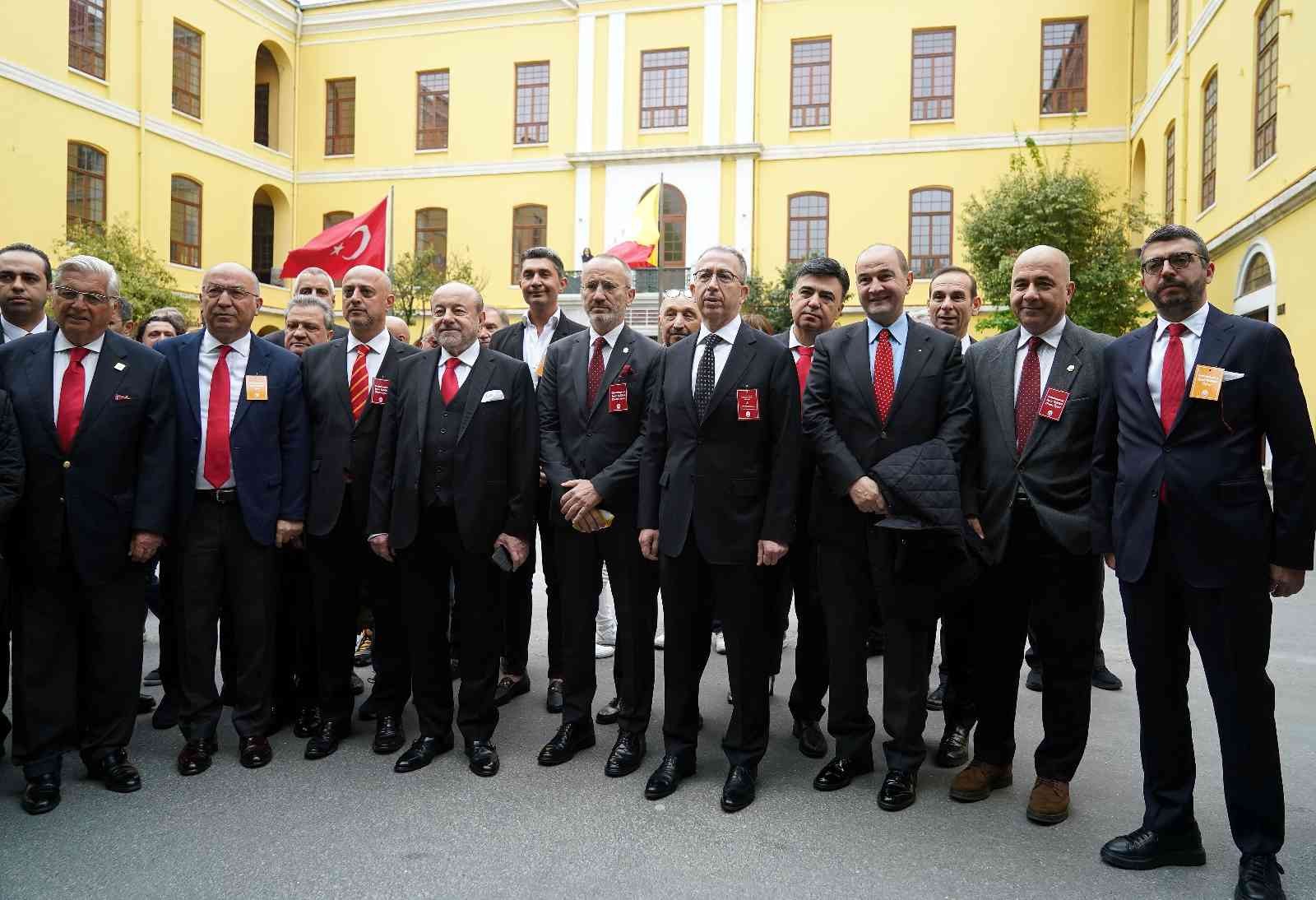 Metin Öztürk: "Bugün itibarıyla Galatasaray Kulübü’nün bir başkanı yok" Galatasaray Başkan Adayı Metin Öztürk, bugün itibarıyla sarı-kırmızılıların bir başkanı olmadığını belirterek, "Bugün sabah 10.00 itibarıyla ...