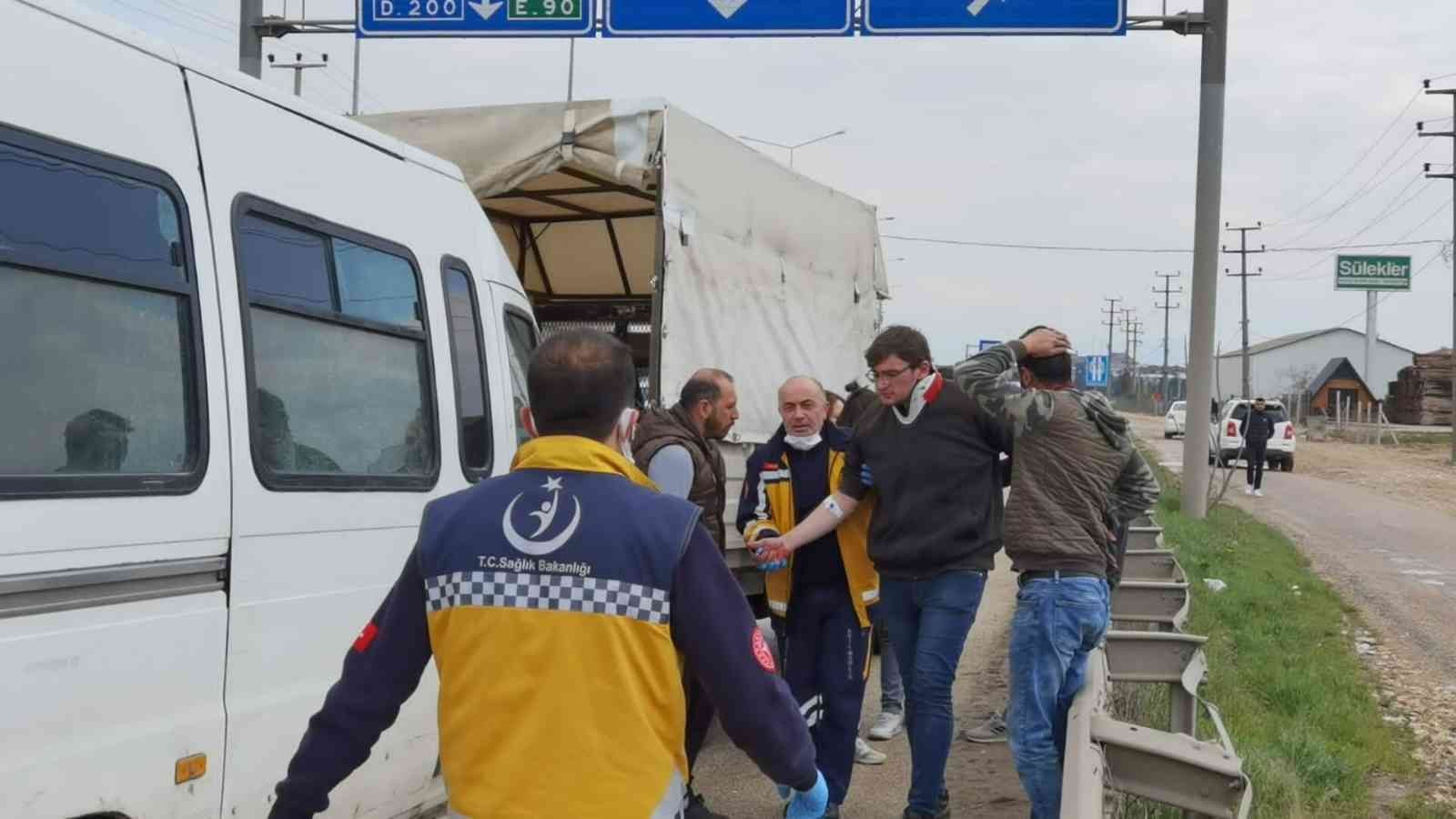 Bursa’nın İnegöl ilçesinde kontrolden çıkan minibüsün kamyonete arkadan çarptığı kazada 4 kişi yaralandı. Kaza Bursa-Ankara karayolu üzeri İnegöl ...
