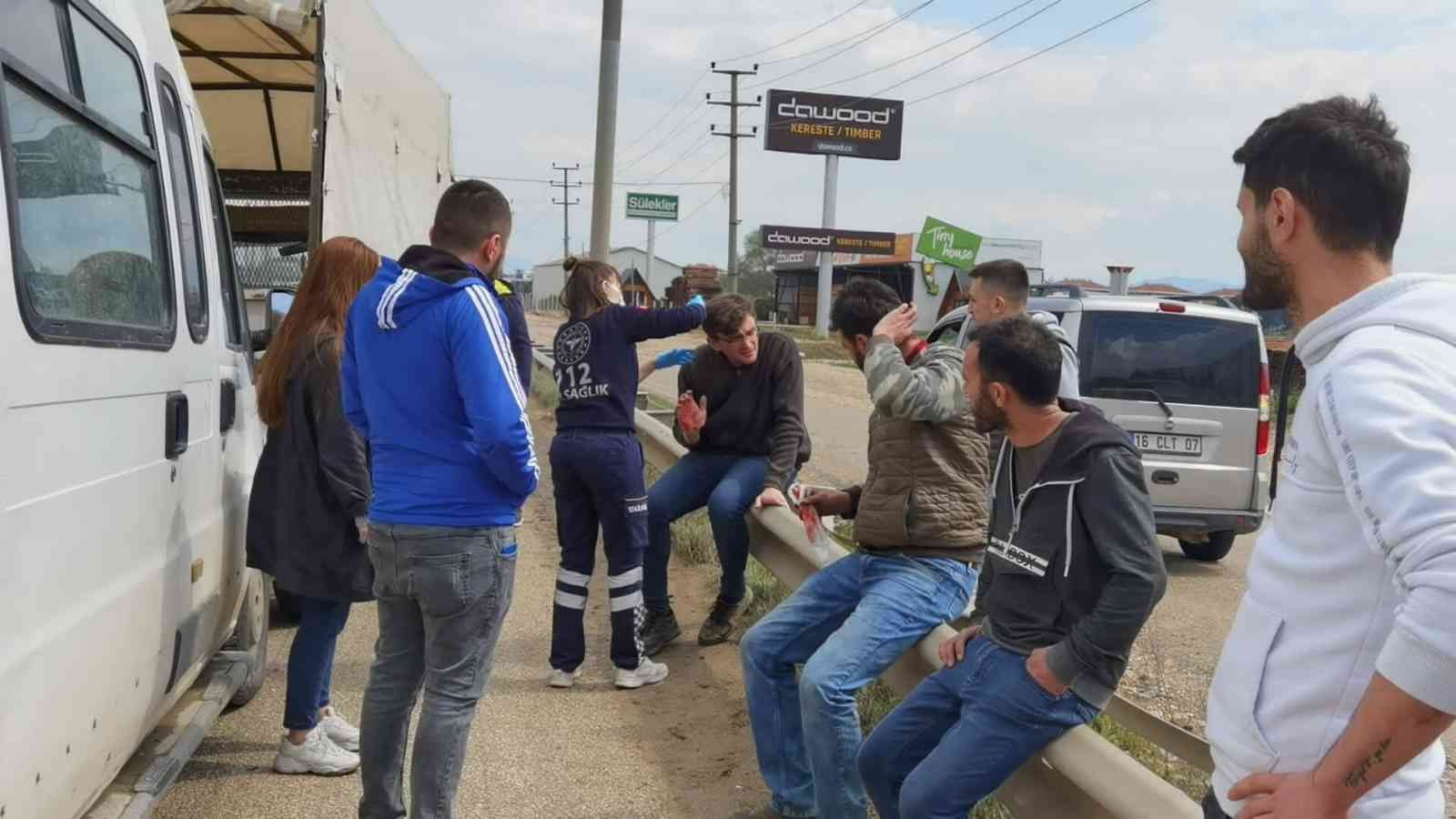 Bursa’nın İnegöl ilçesinde kontrolden çıkan minibüsün kamyonete arkadan çarptığı kazada 4 kişi yaralandı. Kaza Bursa-Ankara karayolu üzeri İnegöl ...