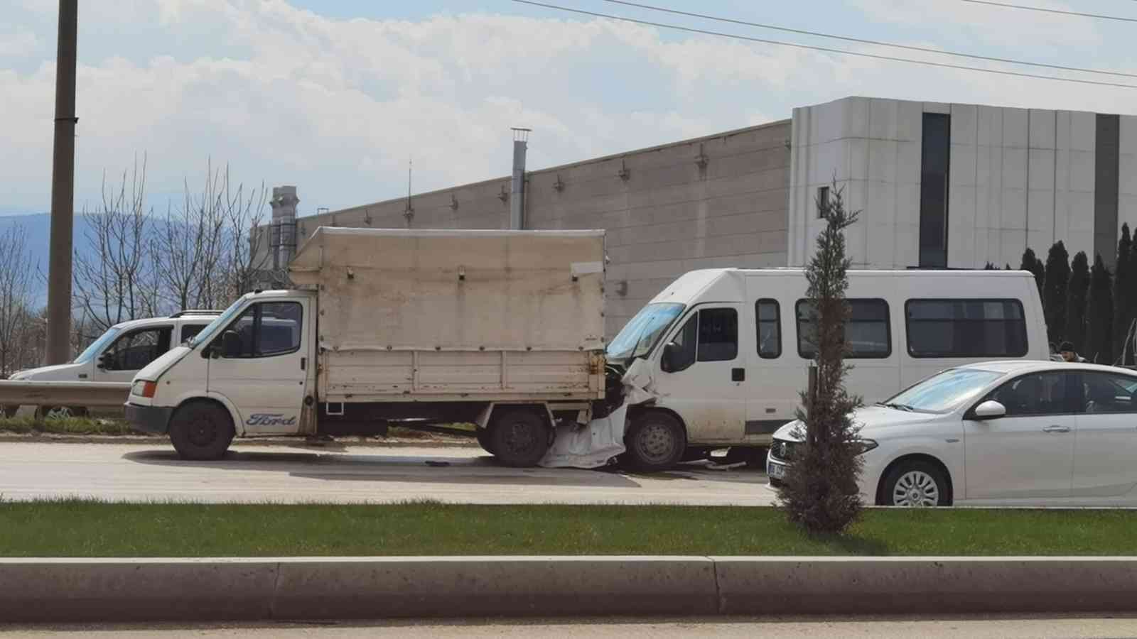 Bursa’nın İnegöl ilçesinde kontrolden çıkan minibüsün kamyonete arkadan çarptığı kazada 4 kişi yaralandı. Kaza Bursa-Ankara karayolu üzeri İnegöl ...