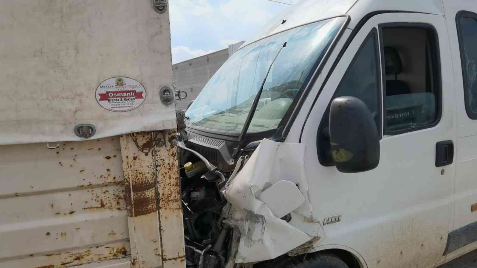 Bursa’nın İnegöl ilçesinde kontrolden çıkan minibüsün kamyonete arkadan çarptığı kazada 4 kişi yaralandı. Kaza Bursa-Ankara karayolu üzeri İnegöl ...
