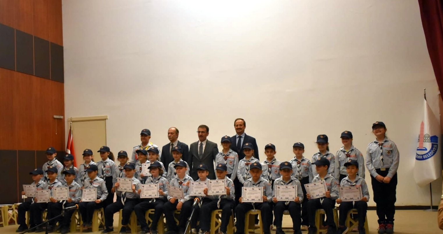 Minik izcilerden müthiş performans Bursa Yenişehir 100. Yıl İlkokulu öğrencilerinden oluşan minik izcilerin hazırladığı gösteri büyük ilgi gördü. Çeşitli gösteriler hazırlayan ...