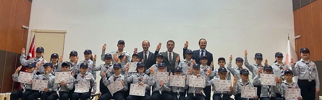Minik izcilerden müthiş performans Bursa Yenişehir 100. Yıl İlkokulu öğrencilerinden oluşan minik izcilerin hazırladığı gösteri büyük ilgi gördü. Çeşitli gösteriler hazırlayan ...