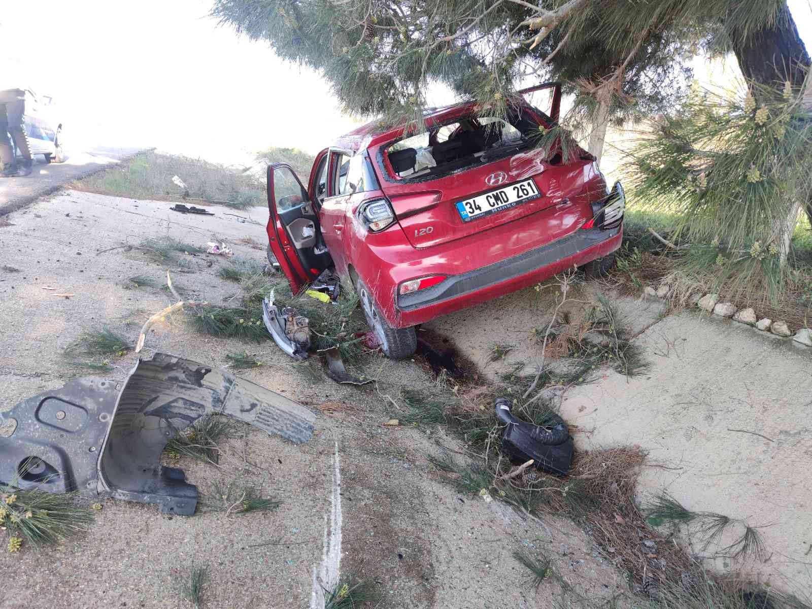 Motoru yerinden fırlayan otomobilden sağ kurtuldu Tekirdağ’ın Malkara ilçesinde menfeze çarpan otomobilin ön kısmı paramparça oldu. Kazadan sürücü yaralı olarak kurtuldu. Kaza, sabah saatlerinde ...
