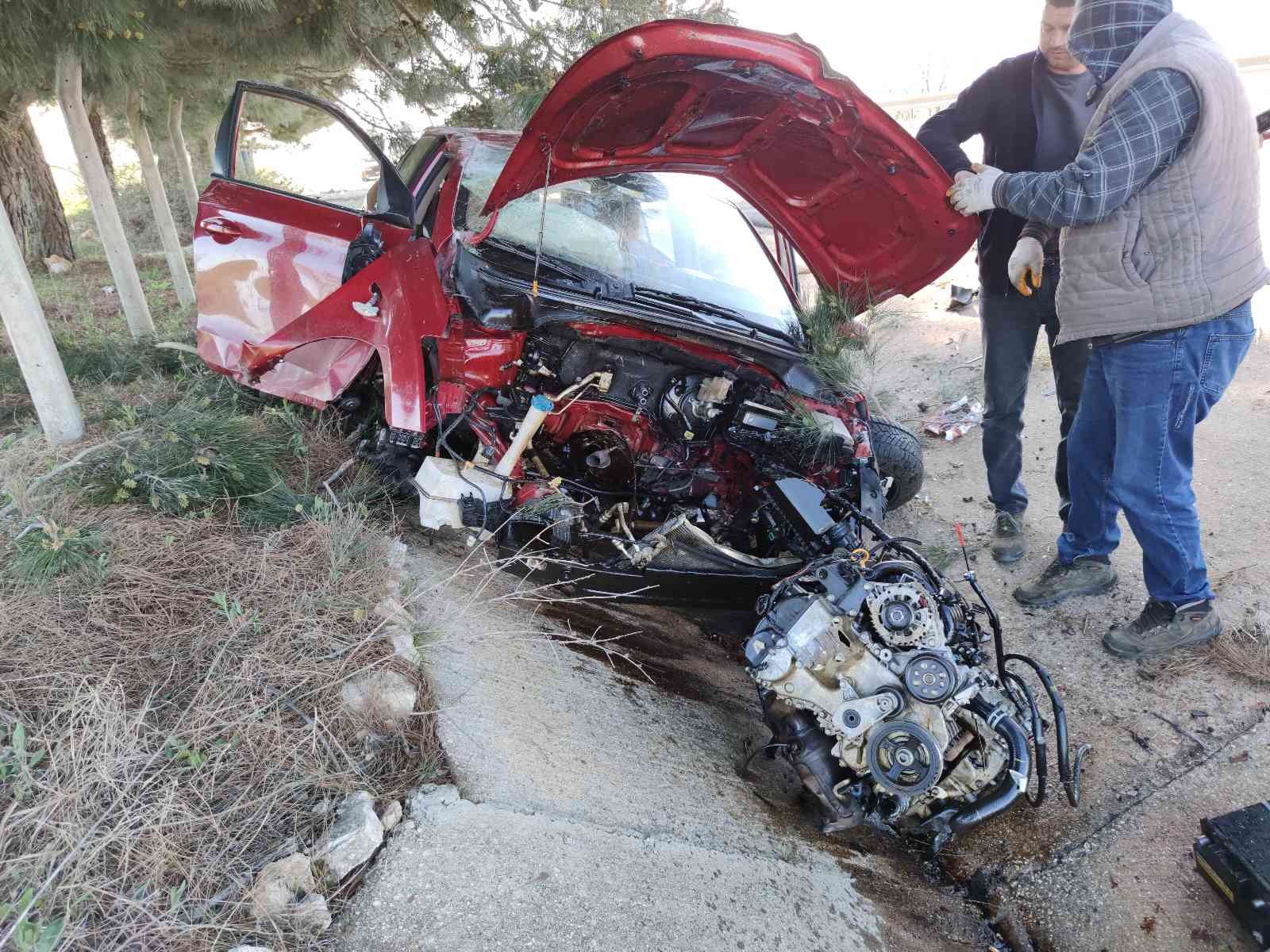 Motoru yerinden fırlayan otomobilden sağ kurtuldu Tekirdağ’ın Malkara ilçesinde menfeze çarpan otomobilin ön kısmı paramparça oldu. Kazadan sürücü yaralı olarak kurtuldu. Kaza, sabah saatlerinde ...
