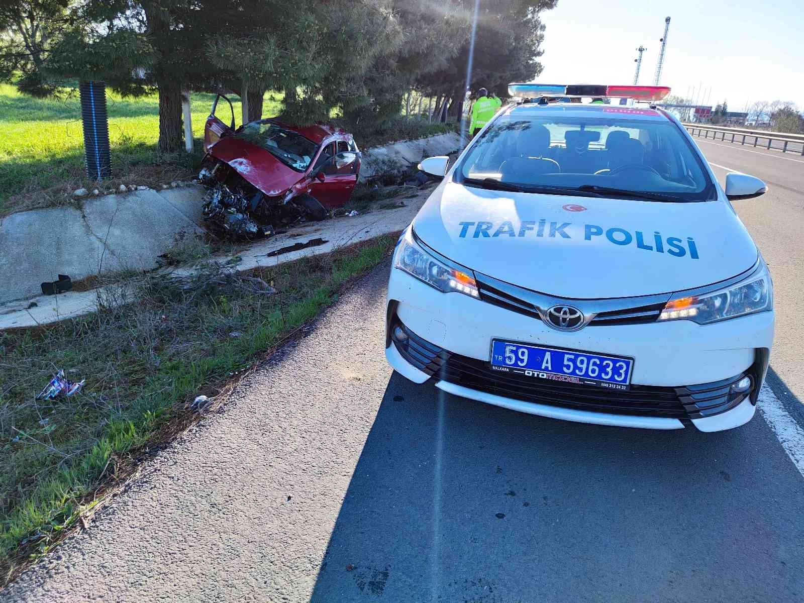 Motoru yerinden fırlayan otomobilden sağ kurtuldu Tekirdağ’ın Malkara ilçesinde menfeze çarpan otomobilin ön kısmı paramparça oldu. Kazadan sürücü yaralı olarak kurtuldu. Kaza, sabah saatlerinde ...