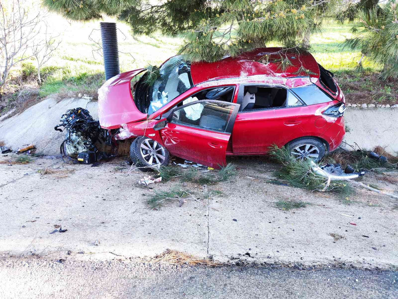 Motoru yerinden fırlayan otomobilden sağ kurtuldu Tekirdağ’ın Malkara ilçesinde menfeze çarpan otomobilin ön kısmı paramparça oldu. Kazadan sürücü yaralı olarak kurtuldu. Kaza, sabah saatlerinde ...