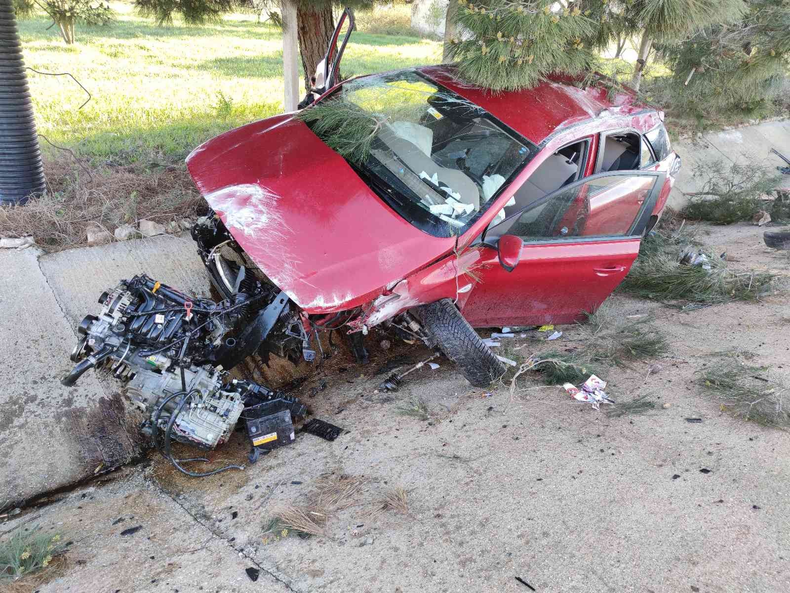 Tekirdağ’ın Malkara ilçesinde menfeze çarpan otomobilin ön kısmı paramparça oldu. Kazadan sürücü yaralı olarak kurtuldu. Kaza, sabah saatlerinde ...