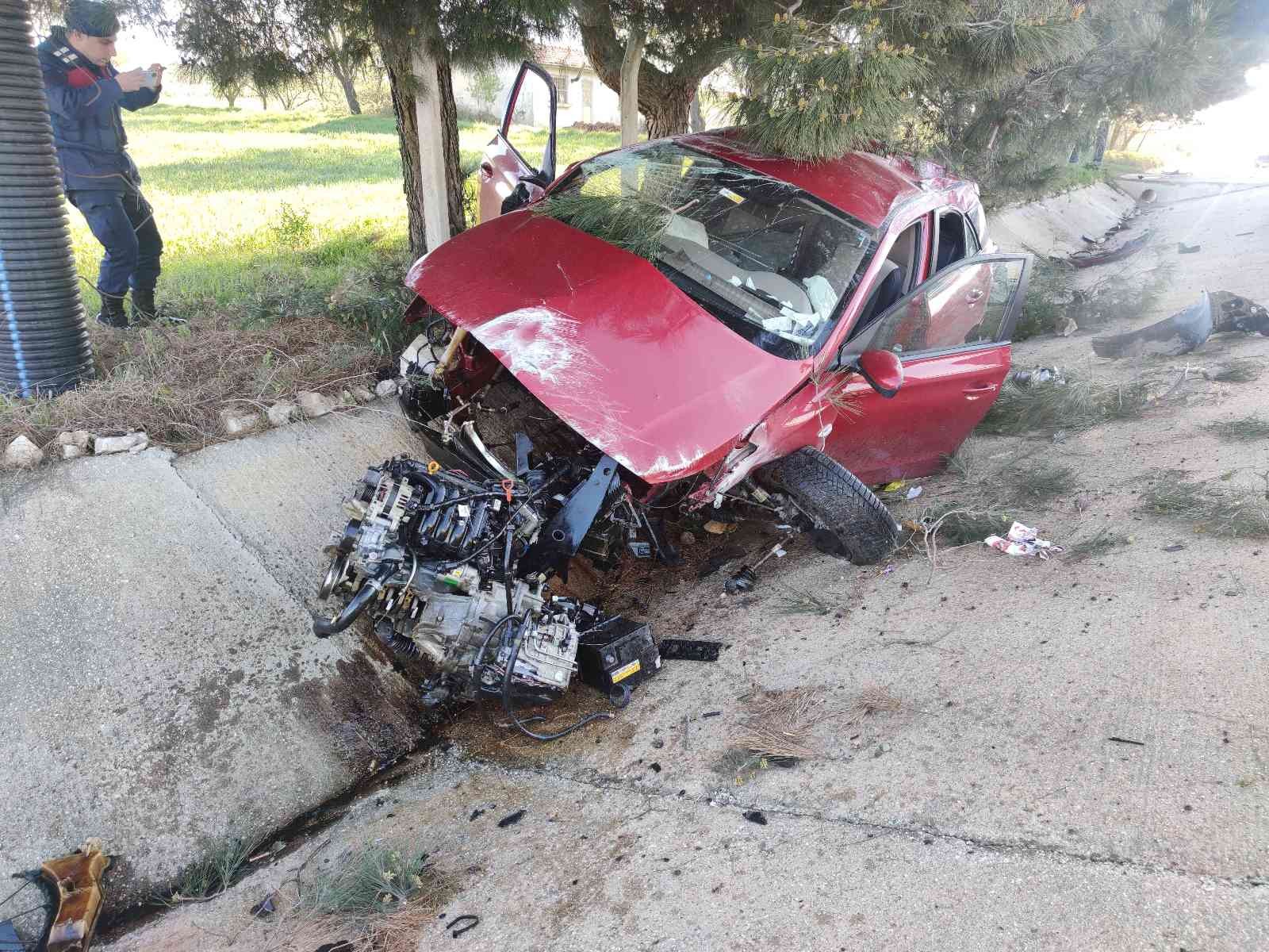 Tekirdağ’ın Malkara ilçesinde menfeze çarpan otomobilin ön kısmı paramparça oldu. Kazadan sürücü yaralı olarak kurtuldu. Kaza, sabah saatlerinde ...