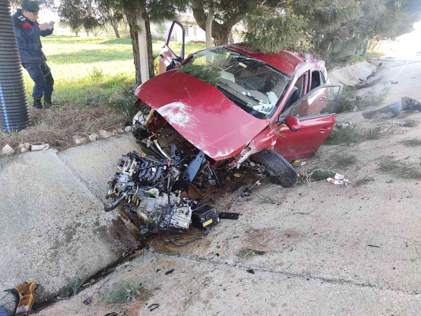 Motoru yerinden fırlayan otomobilden sağ kurtuldu Tekirdağ’ın Malkara ilçesinde menfeze çarpan otomobilin ön kısmı paramparça oldu. Kazadan sürücü yaralı olarak kurtuldu. Kaza, sabah saatlerinde ...