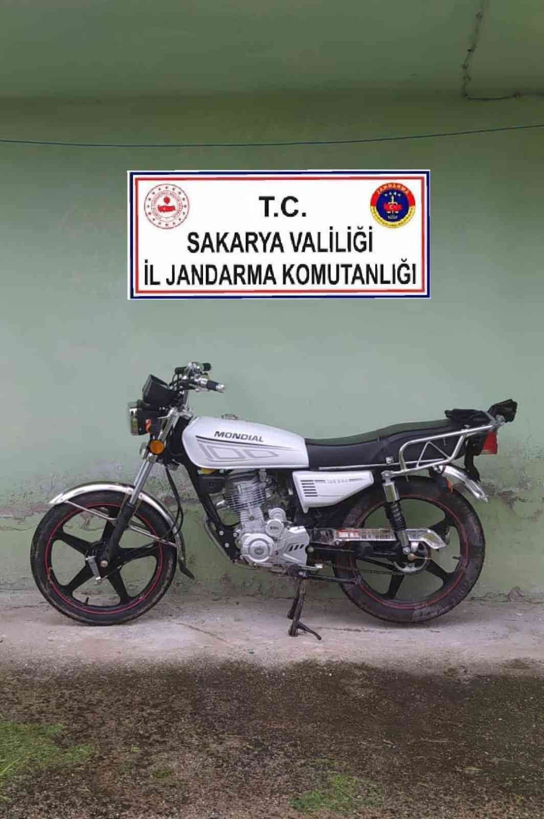 Motosiklet ve el motoru çalan şüpheli tutuklandı Sakarya’nın Akyazı ilçesinde motosiklet ve el motoru çalan hırsızlık şüphelisi jandarma ekiplerince yakalandı. Adli makamlara sevk edilen şüpheli ...