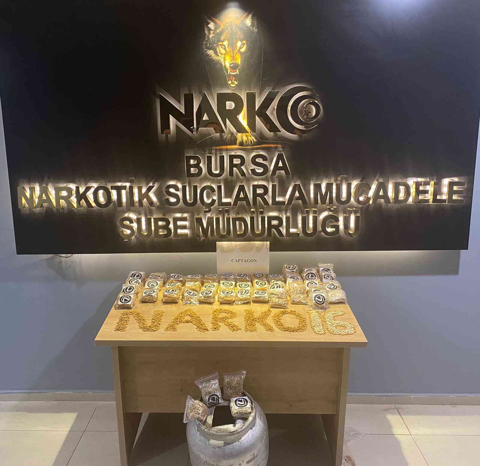 Mutfak tüpüne 46 bin uyuşturucu hap sakladılar, Galya’dan kaçamadılar Bursa’da narkotik polisinin bir otomobilde yaptığı operasyonda, mutfak tüpü içine zulalanmış 46 bin captagon uyuşturucu hap ele geçirildi. Galya ...