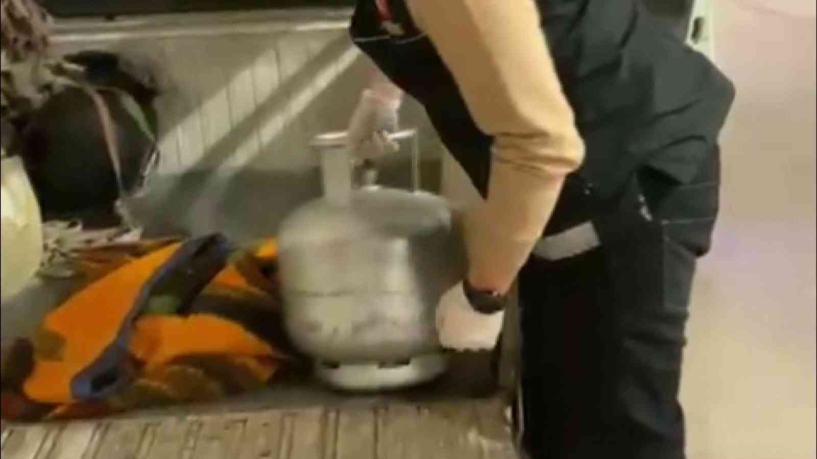 Mutfak tüpüne 46 bin uyuşturucu hap sakladılar, Galya’dan kaçamadılar Bursa’da narkotik polisinin bir otomobilde yaptığı operasyonda, mutfak tüpü içine zulalanmış 46 bin captagon uyuşturucu hap ele geçirildi. Galya ...