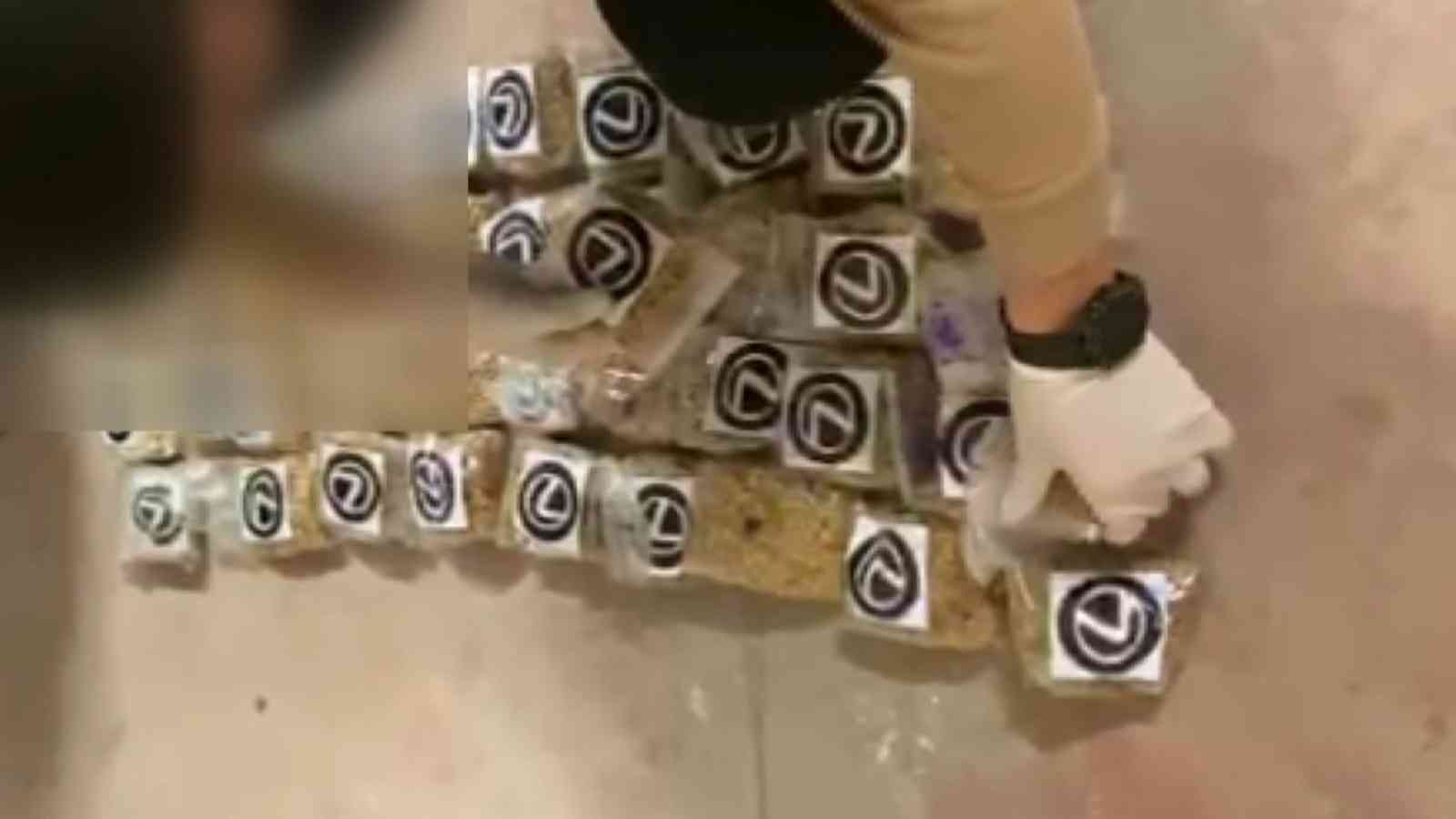 Mutfak tüpüne 46 bin uyuşturucu hap sakladılar, Galya’dan kaçamadılar Bursa’da narkotik polisinin bir otomobilde yaptığı operasyonda, mutfak tüpü içine zulalanmış 46 bin captagon uyuşturucu hap ele geçirildi. Galya ...