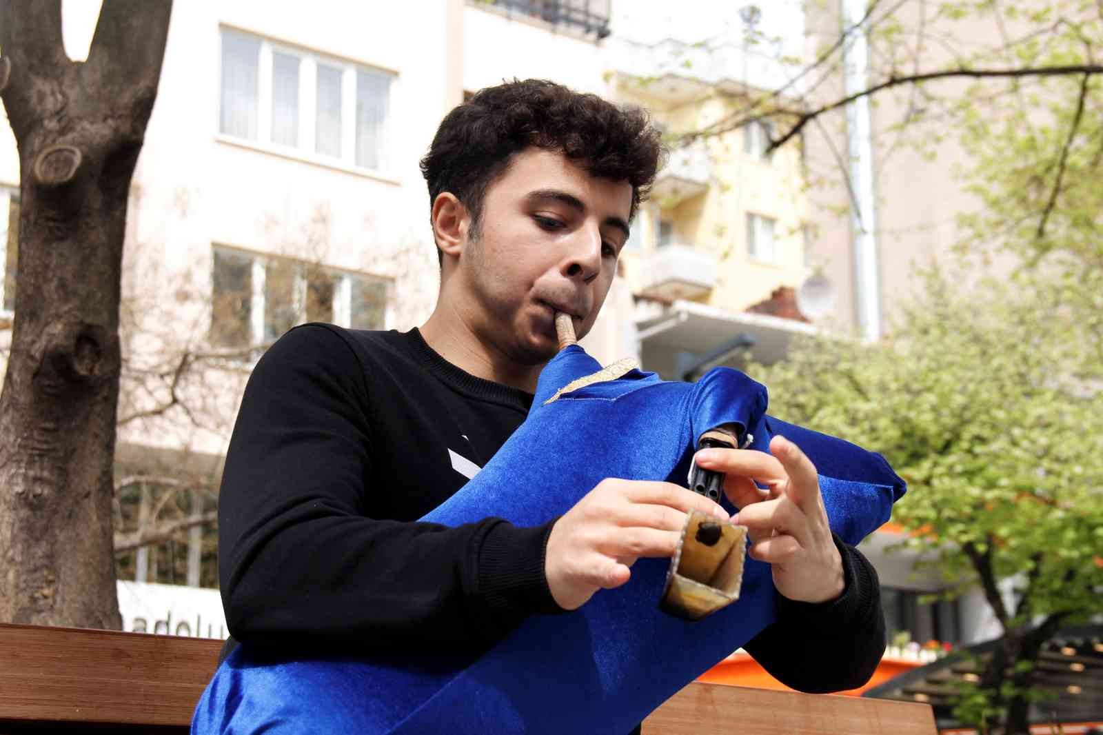 Nefesiyle okul harçlığını çıkartıyor KOCAELİ(İHA) – Kocaeli’de üniversite okuyan Ali Rıza Çakır çocukluğundan beri dinlediği Kazım Koyuncu’dan etkilenerek 2 yıl önce tulum çalmayı ...