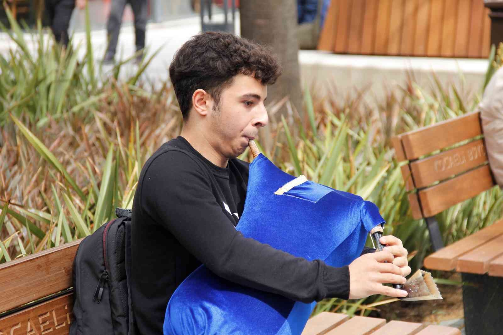 Nefesiyle okul harçlığını çıkartıyor KOCAELİ(İHA) – Kocaeli’de üniversite okuyan Ali Rıza Çakır çocukluğundan beri dinlediği Kazım Koyuncu’dan etkilenerek 2 yıl önce tulum çalmayı ...